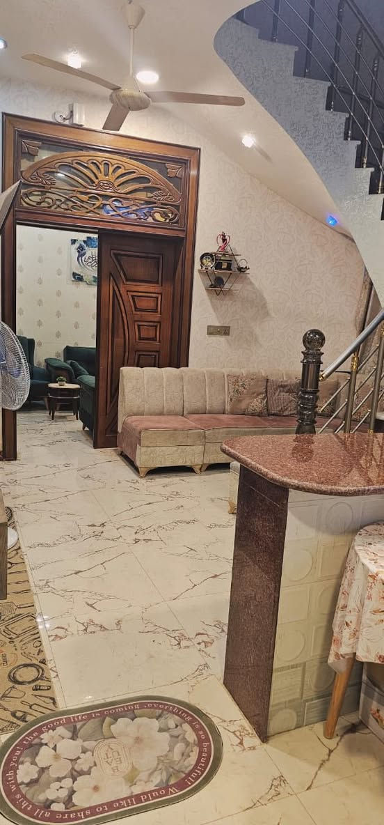 دار للبيع 
حي الجامعة 
100م مربع ركن 
طابقين جديد 
الأرضي غرفة نوم وصالة واستقبال ومطبخ وحمام 
الثاني ثلاث غرف نوم وصالة وحمام 
مسلح بناء درجة اولى 
للاستفسار 
***********
***********
مكتب أملأك للعقار العروبة شارع المتحف
