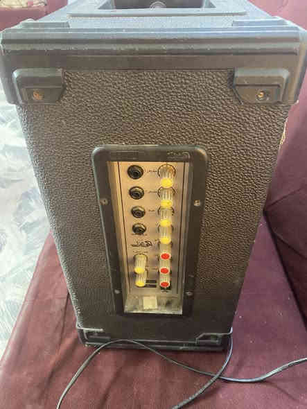 زوج اجهزه ثنينهن يشتغل بس الجبير بيه صوت خرخشه
الصغير شغال وكل مشكله مابيه
ثنينهن ب80 توصيل عندي
***********
