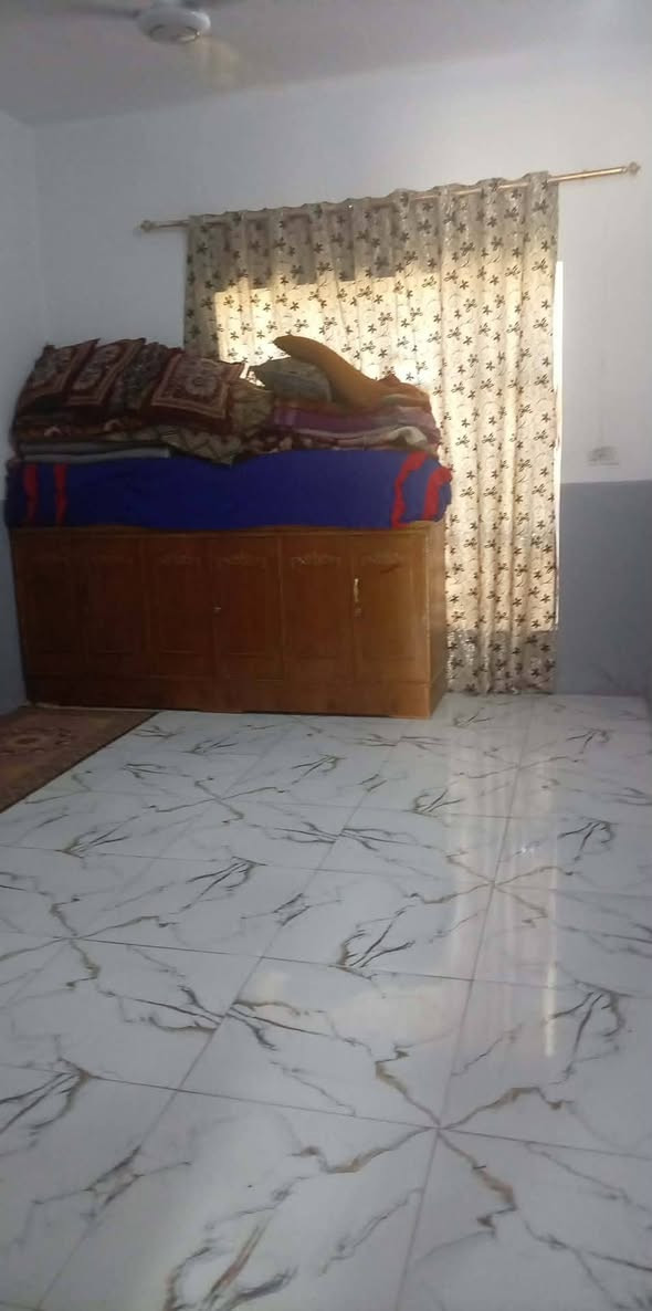 سلام عليكم بيت طابو زراعي مساحة 200متر سقف عكاده غرفتين 4×5 وستقبال 7.5×4 وصاله4×8 ومطبخ 4×5 وكراج بنيان جديد مكان الجاسميه قرب حسينيه قاسم اميح للاستفسار على الرقم ***********
