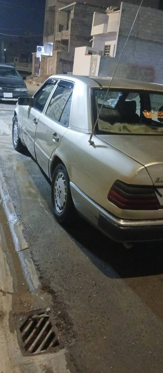 مارسدس دب للبيع 
كير مكينه بطه 3000 
صدر امامي خلفي جديد 
تبريد شغال تخم تاير جديد
رقم صلاح الدين شرط تحويل
سعر 45 وبيها مجال 

ديالى 
***********
