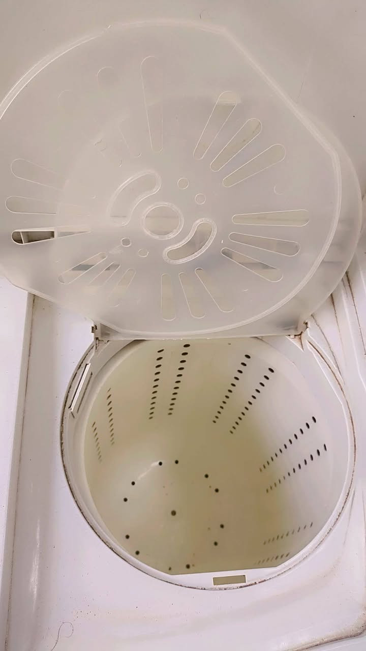 مغسله للبيع وغساله وبراد الشرايه يراسلني او يتصل ***********
