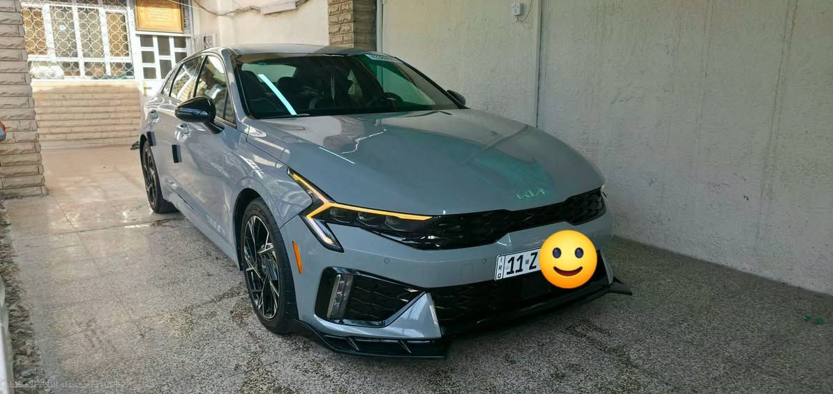 🚗 للبيع: كيا K5 موديل 2025 (GT-Line) - بحالة الوكالة
للراغبين بالتميز والنظافة.. سيارة ملكية ومواصفات تخبل
✅ المواصفات والحالة العامة:
 * الموديل: 2025 (K5).
 * المحرك: 2500 تنفس طبيعي (أقوى وأحمل محرك مرغوب بالعراق).
 * الفئة: GT-Line (فول مواصفات عدا البانوراما) - شكل رياضي وهيبة بالشارع.
ماشيه 25800الف km قابل للزياده
 * الرقم: بغداد مميز (91616)بإسمي والتحويل مباشر ثاني يوم).
✨ نظافة البودي (الكفالة):
 * السيارة "كلين" وكفالة عامة من الحادث والصبغ. عدا الدعاميه راجعه نفسها وطعجه بالجاملغ راجع بارد وكلشي موجود بالصور
 * كل الليبلات أصلية (بدون فتح برغي واحد).
 * تعديل "بارد" احترافي جداً  
 * السيارة طلع  بيها طبقة كلير (جلاتين)  بالجاملغات والبنيد حماية للبچم بالكامل (يعني لا شخوط ولا نقرات حصى). كلير يعني لا صبغ ولا معجون.
🛠 الإضافات المميزة (صارف عليها بيدي):
 * إضافات خارجية مميزة (لحية أمامية + سبايدر خلفي) بقيمة 300$.
 * إنارة داخلية (Ambient Light) 65 لون تتحكم بيها براحتك.
 * تفعيل نظام اليوتيوب على شاشة السيارة الأصلية.
🛡 شرط الفحص:
السيارة جديدة بمعنى الكلمة، وشرط السونار وين ما يعجبك وبأي مركز فحص بالعراق. إذا طلع برغي مصلح أو قطعة مصبوغة، فحصك عليه!
> ملاحظة للمشتري: السيارة متعوب عليها وجاهزة من كلشي، شغل واطلع.
للتواصل ***********
