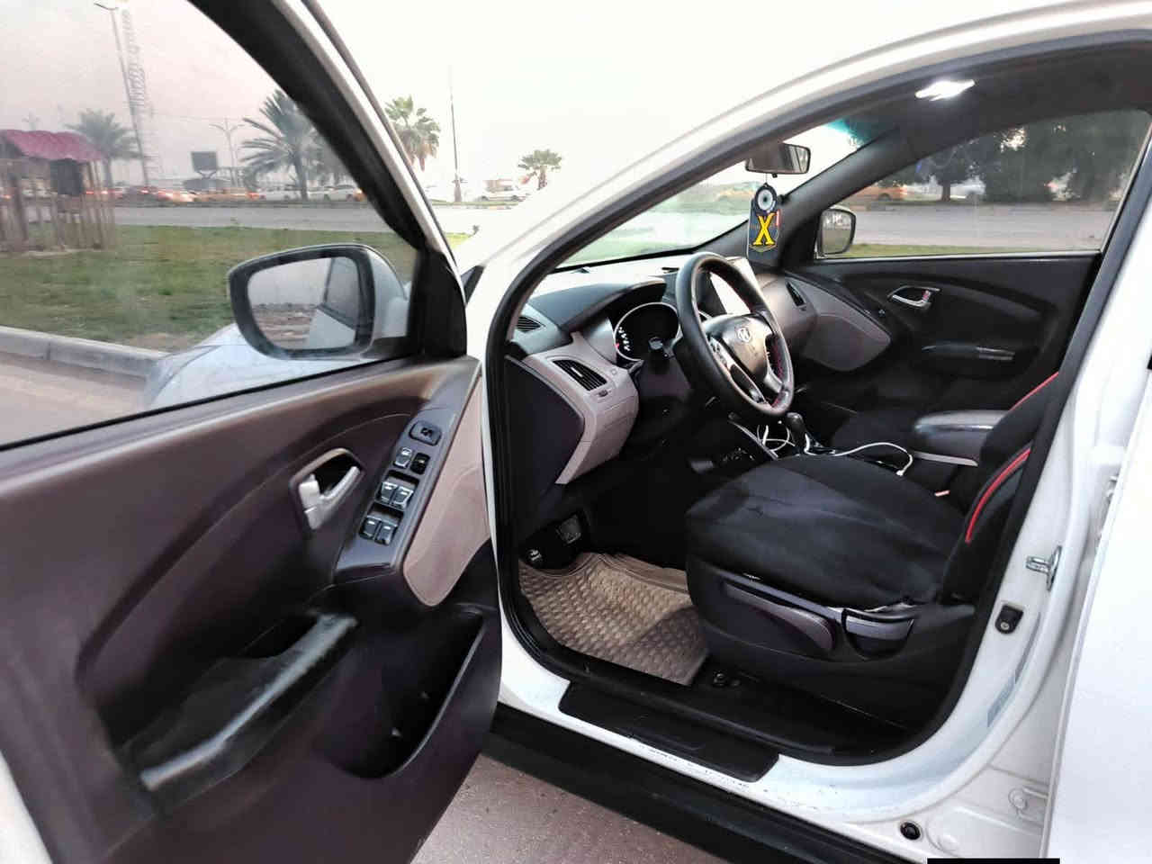 توسان خليجي 2015. سياره نظيفه وجاهزه رقم بغداد سياره مامتعوبه استخدام شخصي مكينه حجم 2000 دوش كير تبريد كفاله السياره ناعمه وبيها تراي زيرو السعر 140  بيها مجال صدر خلفي أمامي جديد ***********. ادامه كامله دواخل بلاديه داخل السياره بعده بريحه الشركه تخم تاير جديد بطاريه جديده السياره جاهزه من كل النواحي بيها رش البنيد وشويه جاملغ وبيها الهلال الخلفي وشويه الباب مكاني بغداد
