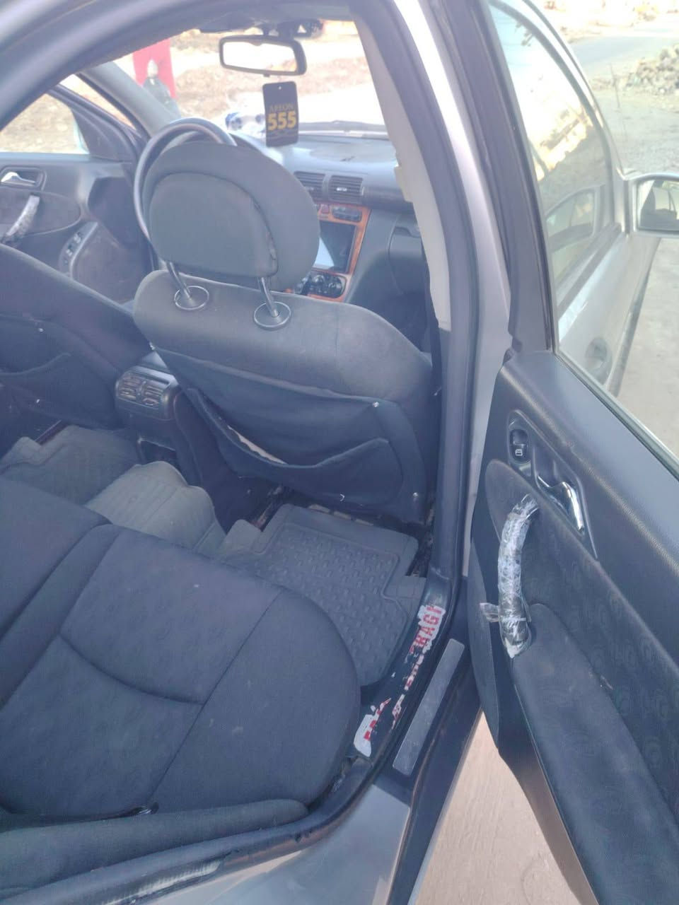 مارسدس سي 203 رقم دولي اربيل مكينه بلادي اربعه سلندر كنمبريسر  كير عادي سبع نمر تايرات جدد سياره جاهزه تبريد ثلج سياره حلوه مكفوله من الضربه بيه صبغ بنديد موديل 2001 العنوان الناصريه الرفاعي ***********.      السعر 65
