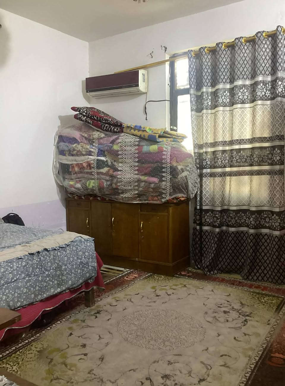 بيت للبيع
موقع كربلاء طويريج حي سلام مقابيل طاقه 
ماسسه بي كهرباء  مجاري و مي كامل 
بي ستقبال ووهول و غرفتين فوك و جوه و مطبخ و حمامات 
مساحه 150م  
رقم الهاتف ***********
