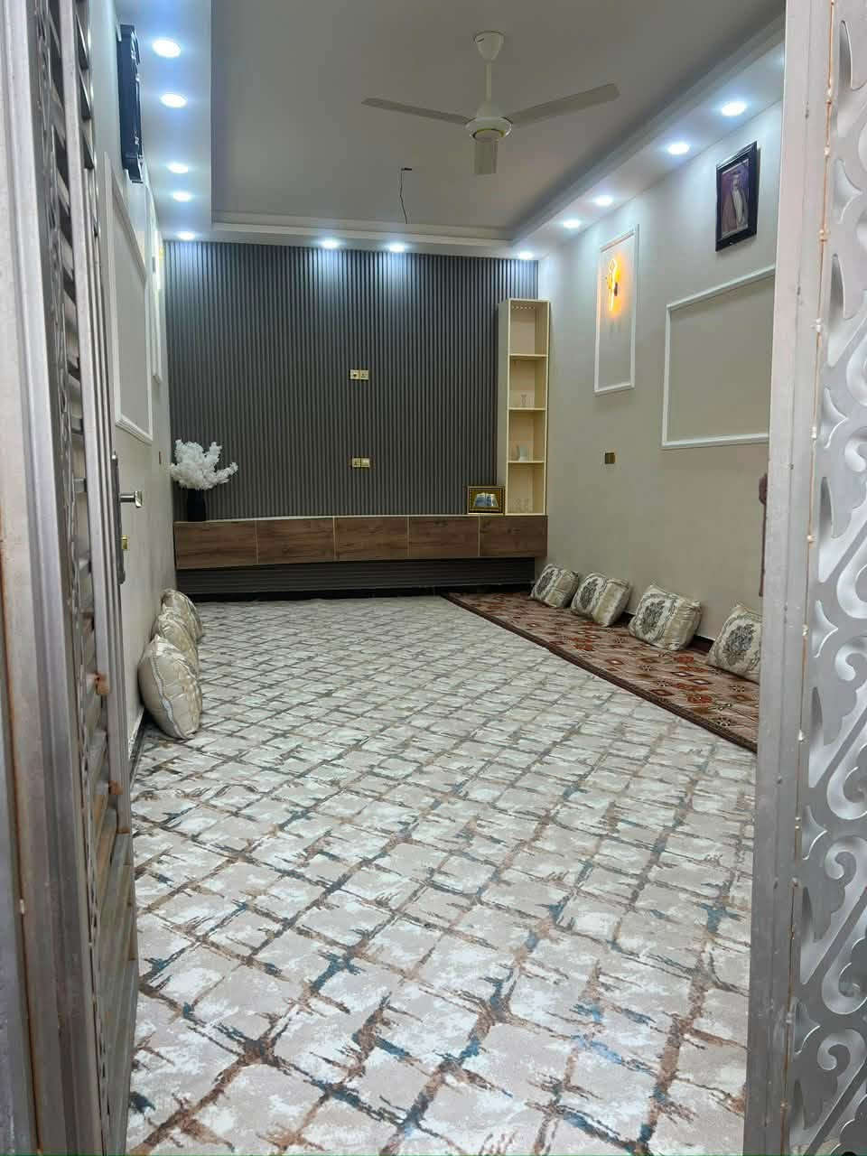 🏡 منزل للبيع في الرميثة (حي الحسين)
الموقع: خلف مطعم تراث، قرب فلكة ثورة العشرين.
 المساحة: 146 مم (طابقين).
 المواصفات: 4 غرف نوم + مطبخ أوبن (مفتوح) على الصالة حمامين خارجي وداخلي .
📞 للتواصل والمعاينة: ***********
