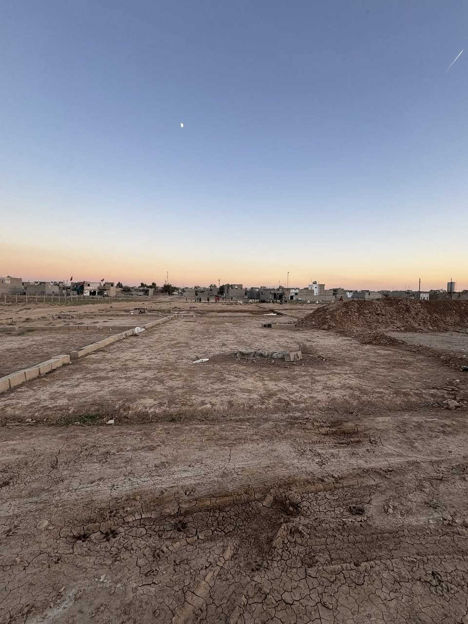 قطعة أرض للبيع مساحة 200متر / حي البدر المزارع ***********
