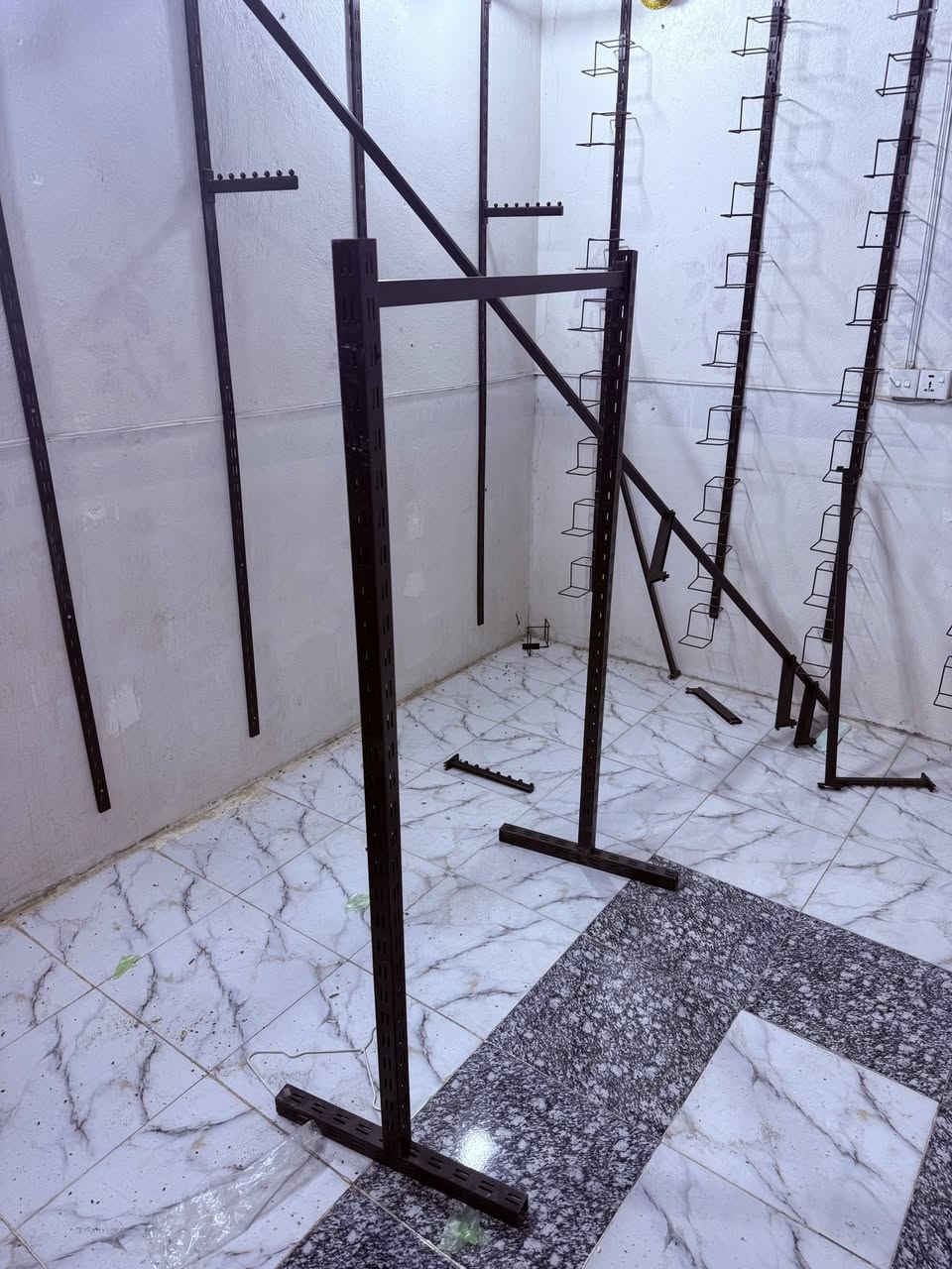 سلام عليكم للبيع شلع جدد ستخدام شهر وتعزل المحل رقم هاتف ***********
