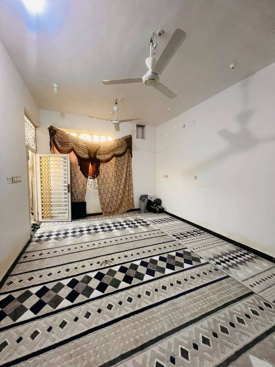 (#أَعَــــــــــــــــــــلَأَنَ) 
   ((#مكتــب_شمــس_الباحــث_للعــقارات_السماوة))

دار للبيع ▪️ في منطقه ال 36 
المساحــه ▪️259m موقع مميز جداا 

 يتكون من غرفتين  نوم صاله  واستقبال مطبخ ومجمعات صحيه   سنه البناء 2024

لمعرفه السعر اترك تعلق داخل المنشور    

#حاب_تعرض_عقارك_كل_ماعليك_مراسلتنا_على.          _الخاص_أو الأتصل_على_أرقام_المكتب https://www.facebook.com/shamsalbhith?mibextid=LQQJ4d

     شمس الباحث للعقارات السماوة 
                       بأدارة    
             ابو مؤمل الفرطوسي      
                  ***********      ***********

(🌹#شعارنا_الأمانة_والثقه_والأخلاص_في_العمل🌹)
