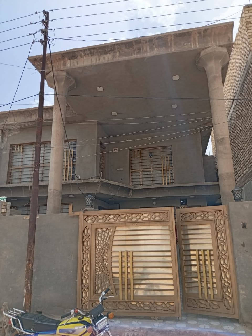 السلام عليكم من رخصت الدمن الدار للبيع العنوان كوت زين القوس
شارع المدراس مساحه 200متر الاستفسار الاتصال على الرقم ***********
