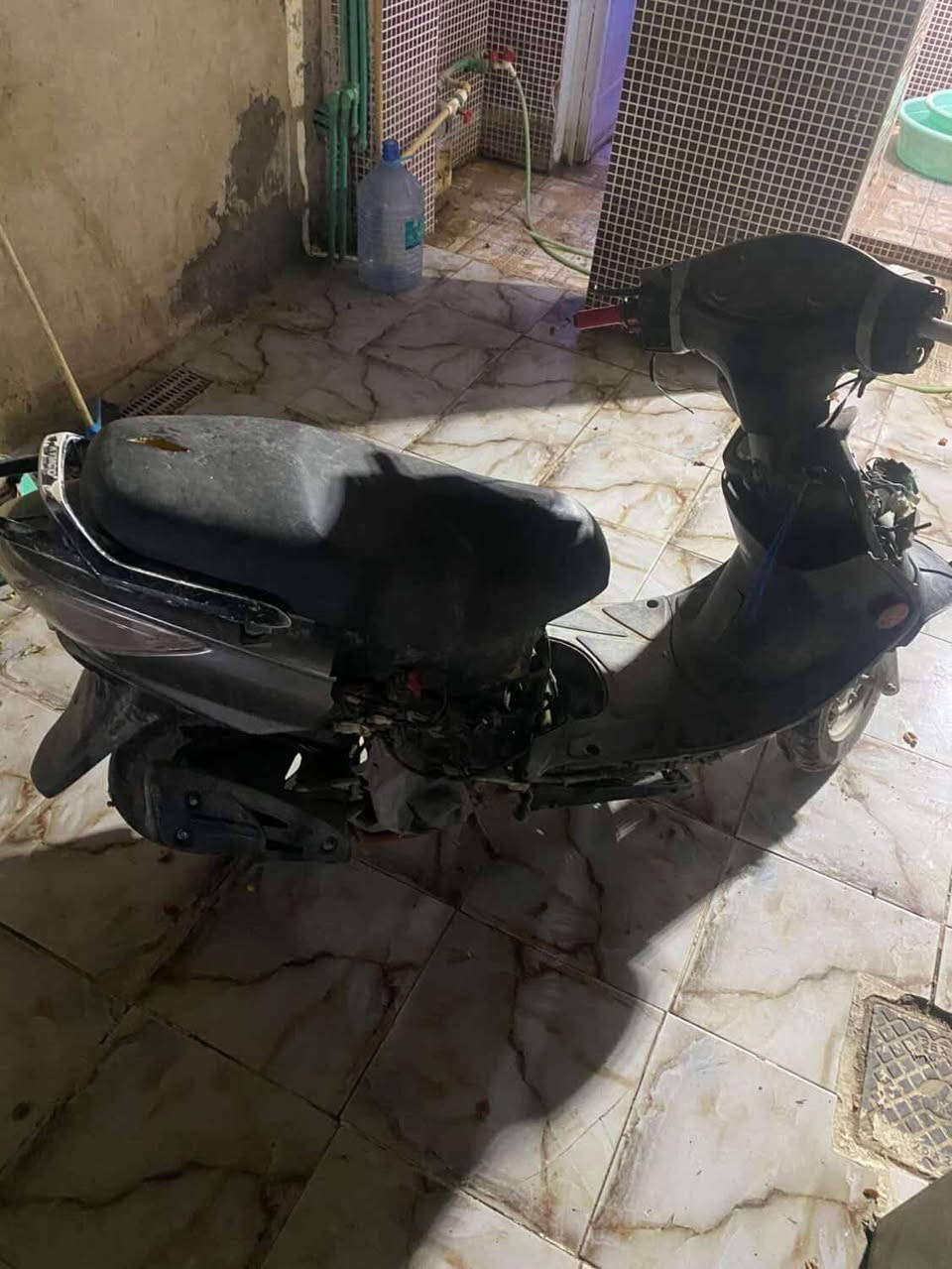 السلام عليكم 
 للبيع G4 جي فور قيم واخذ ابيعك كوم حديد دراجه  شاصيها نضيف ما بيه ولا ضربة ... تعبر دهن عالبلك يعني جفت وتشتغل طبيعي 
ابيع كوم حديد 
كوم حديد  قيم بالي يرضي الطرفين 
بعد اكول كوم حديد 
عنواني  ناصرية مركز 
حي اريدو 
هذا جهازي ***********
