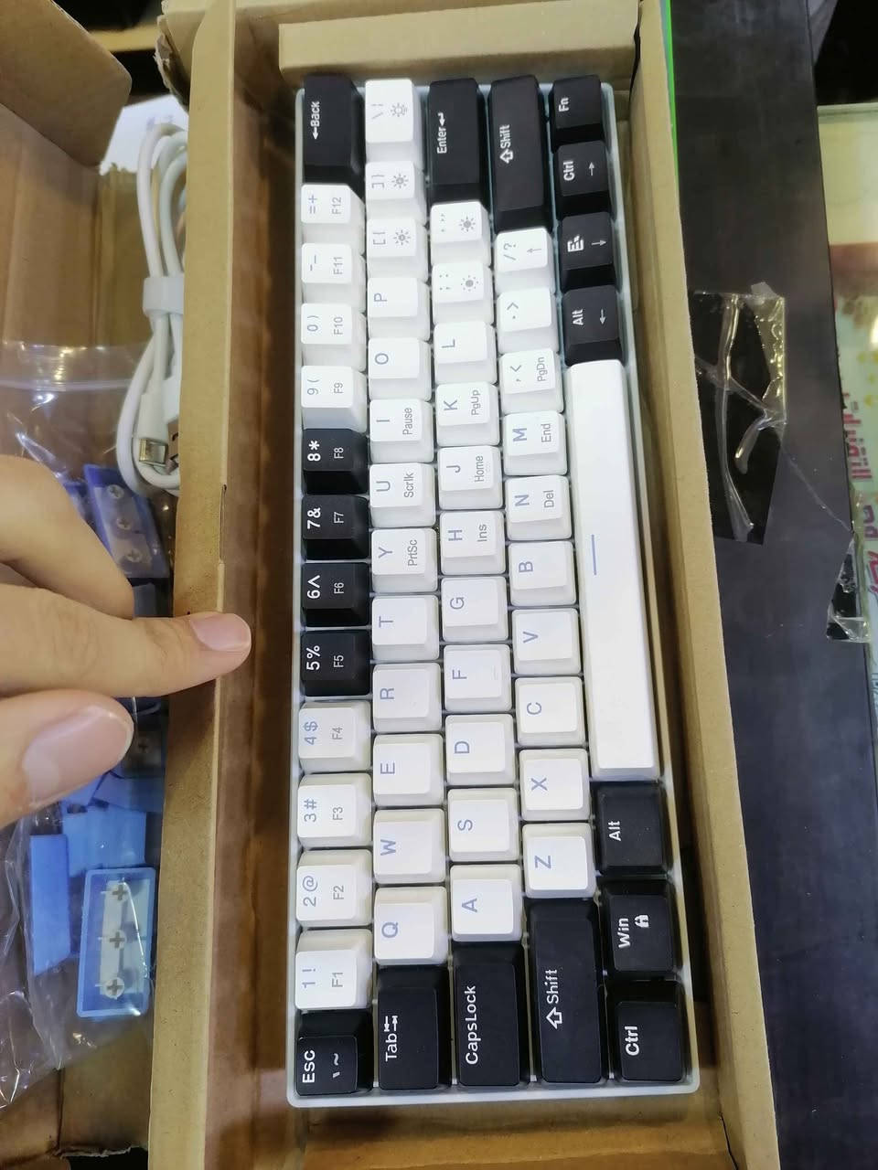 كيبورد ميكانيكي 60%
 سويج brown
بدون اضاءة تحت الأحرف، فقط اضاءة جمالية
يشتغل عن طريق كيبل type-c موصل, نينوى


**إذا كنت صاحب هذا الإعلان وتريد حذفه لأي سبب، رجاءا أرسل رسالة إلى الدعم الفني**