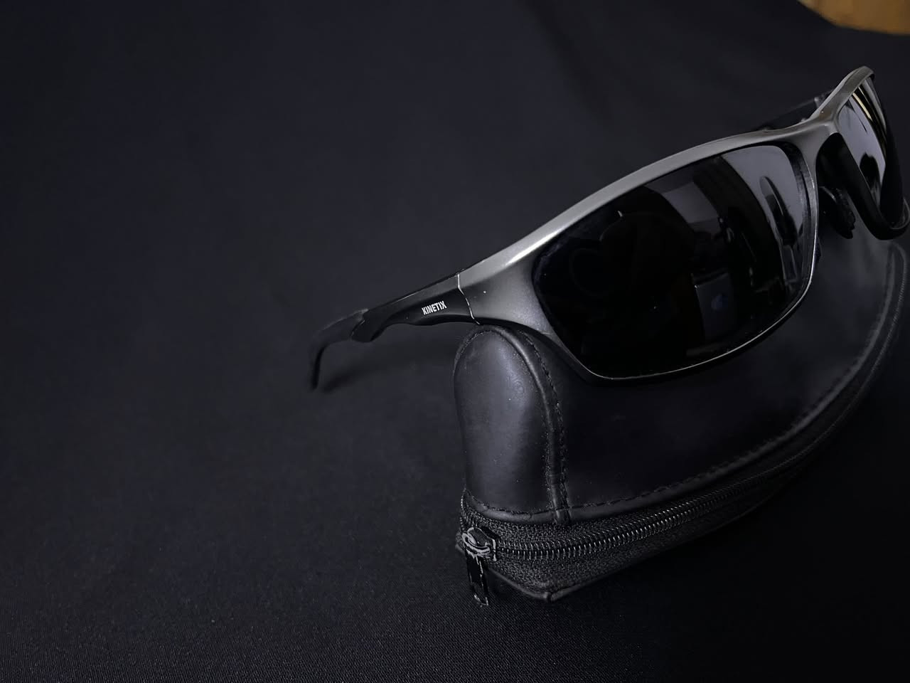 ماركه Kinetix

التصميم: تأتي بإطار معدني (أو بمظهر معدني) بلون
Wrap-" وتصميم ،(Matte Silver) فضي مطفي
الذي يلتف حول الوجه، وهو تصميم مفض ar
للأنشطة الرياضية والقيادة لأنه يوفر حماية جيدة من الشمس والرياح من الجوانب.
• العدسات: عدسات داكنة مائلة للسواد، وغالباً ما تكون في هذه الموديلات مزودة بميزة الاستقطاب
لتقليل الانعكاسات وتوفير رؤية أوضن ( da a
الإضاءة القوية.
• الأذرع: تتميز بأذرع نحيفة وانسيابية تحمل شعار العلامة التجارية KINETIX بشكل واضح، مع نهايات مغطاة بمادة مطاطية . ٠٠اء لضمان الثبات والراحة
خلف الأذن.


**إذا كنت صاحب هذا الإعلان وتريد حذفه لأي سبب، رجاءا أرسل رسالة إلى الدعم الفني**