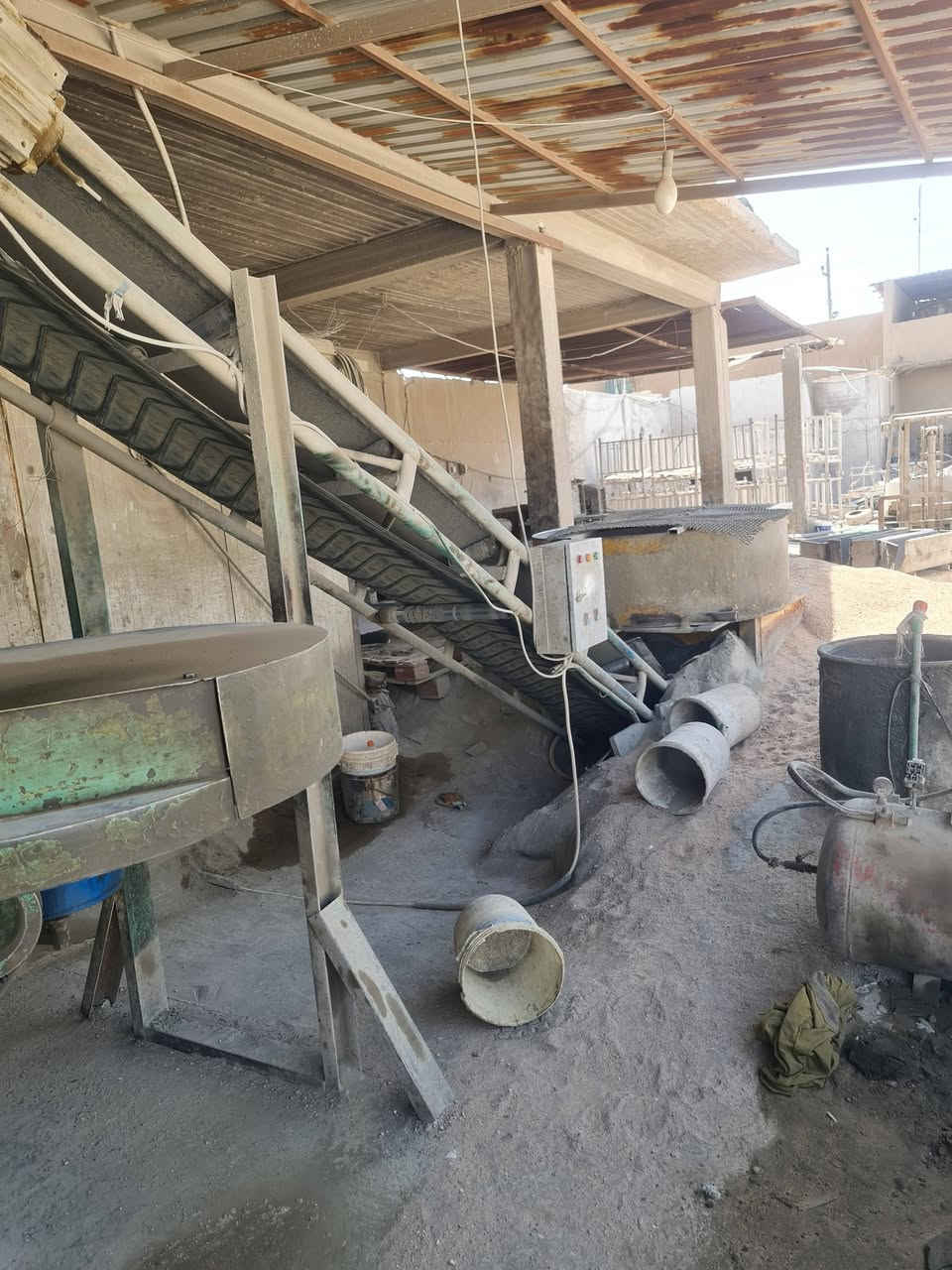 مكابس اثنين اطلاءي اوتوماتيك عدد 2 
وخباطات إيراني عدد 2 
قلابات جلايه عدد 2
اقفاص لصف الكاشي 
رقم التلفون ***********
