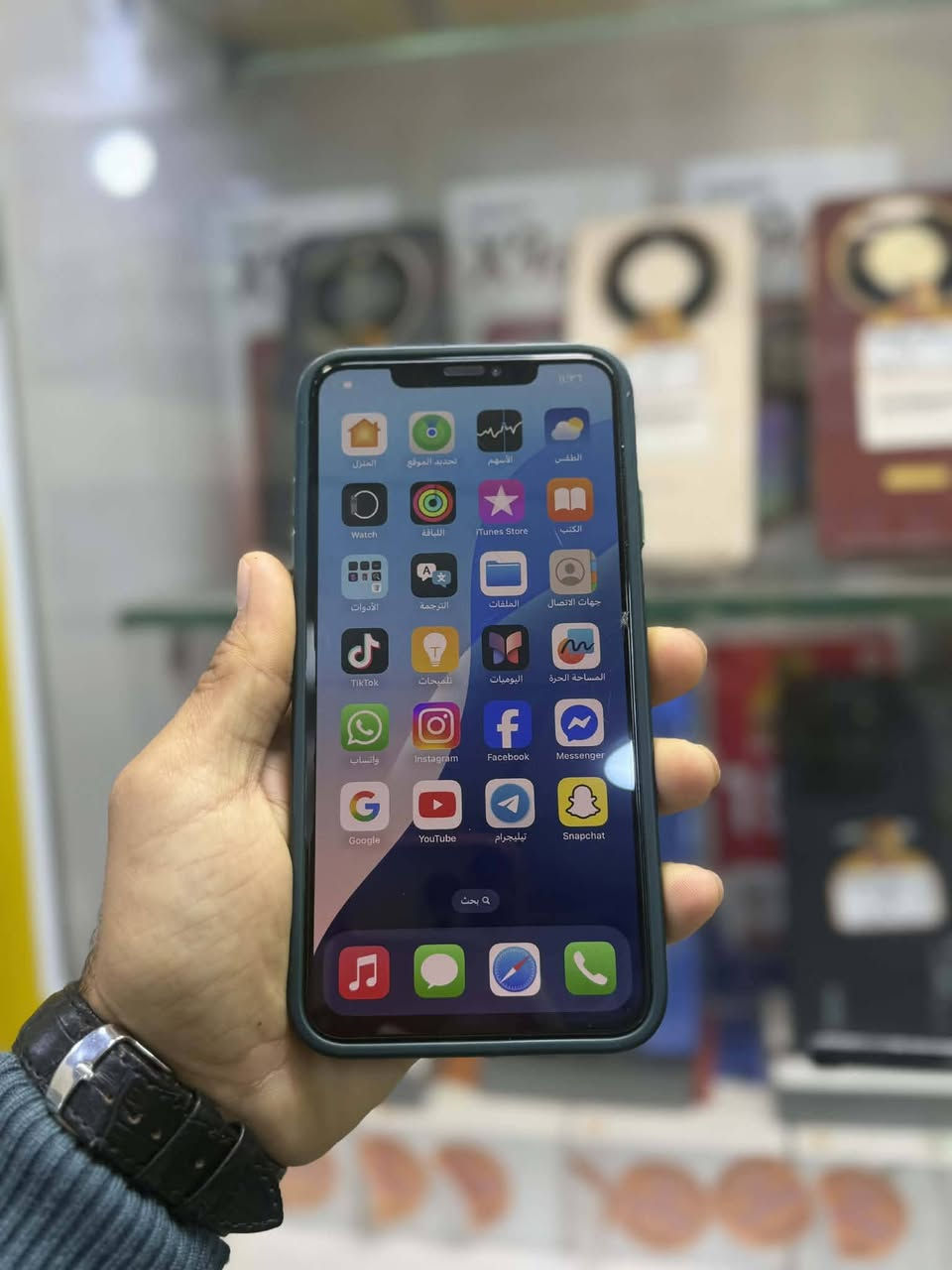 ايفون اكس ماكس ذاكره 256 بطاريه 100 مستبدله مع شاشه اصليه مستبدله كامراته متوقفه خلفيه السعر 100 فقط 😍الاستفسار خاص او الاتصال ***********بي وات ساب
