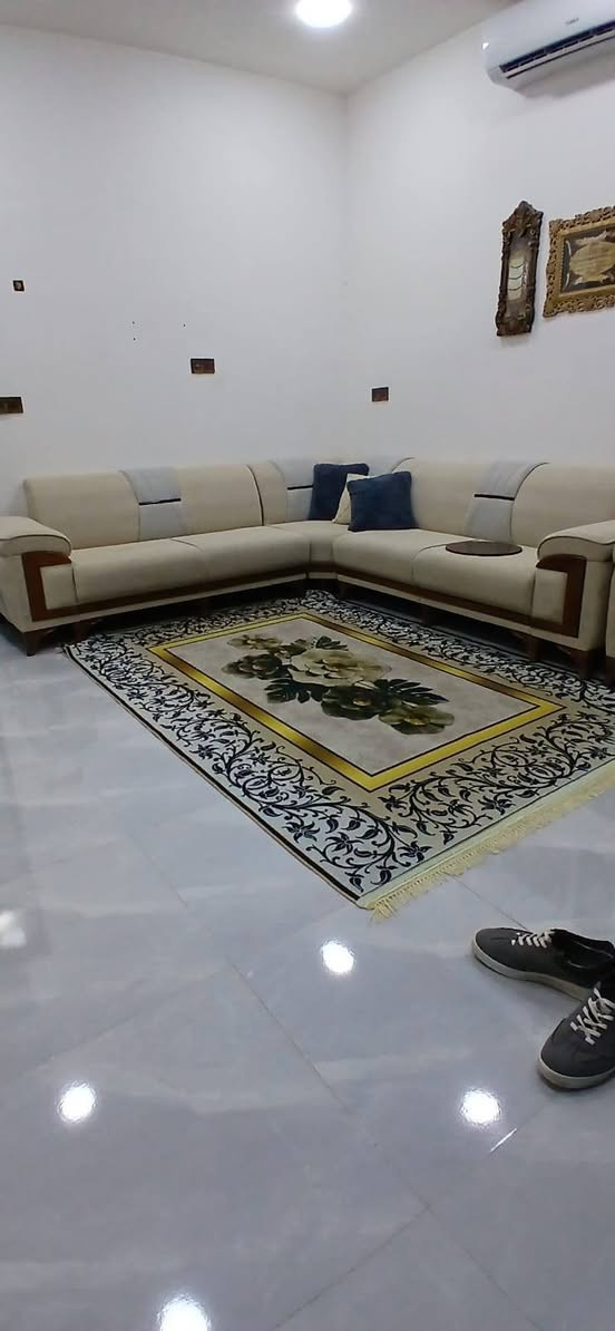 السلام عليكم دار للبيع ٧٧ م
الموقع بغداد الدوره زراعي طوكان بين شارع ستين والصحه 
يحتوي على ٣ نوم وصاله  ومطبخ حولي وخدمات عدد ٢ وبتونه وسطحين جاهز للسكن 
بناء ٢٠٢٥ واجه ٤.٥ ونزال ١٧ مع إقرار محكمه للمشتري 
السعر ١٢٠ 
للتواصل والاستفسار الاتصال على 
***********
*********** متوفر واتس
