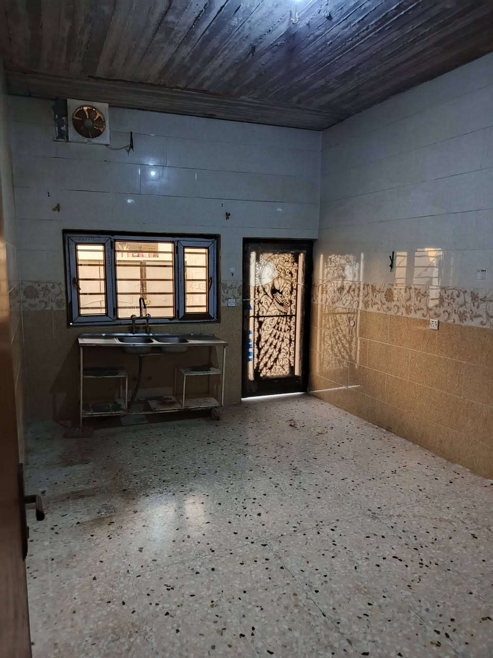 بيت للبيع طابو المساحة ١٥٠ متر الواجهة ٧,٥ متر طابق واحد عنوان الدار كركوك حي النصر خلف مستشفى النصر للاستفسار الاتصال على الارقام التالية ***********او ***********او مراجعة مكتب الصالح للعقار الواقع حي النصر الشارع الوسط قرب ساحة الغاز نستقبل كافه العروض،
