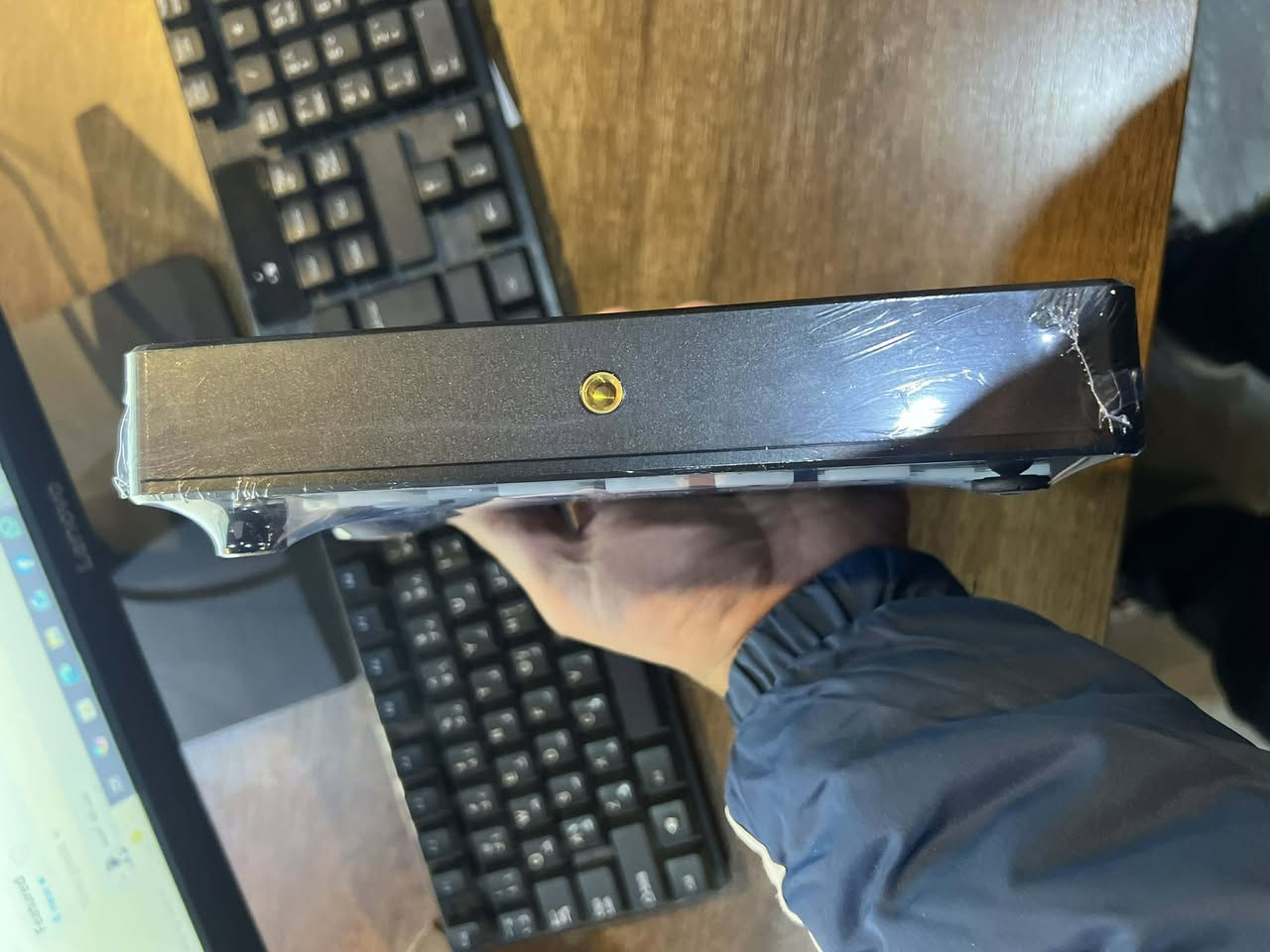 اخوان عندي هذا المكسر للبيع جديد غير مستعمل بعدو بالجيس
السعر راسلني عالخاص وتدلل
CineTreak CineLive CL-C1
يقدم الجهاز الميزات والوظائف الرئيسية التالية:
مدخلات ومخرجات الفيديو: يحتوي المحول على أربعة مداخل HDMI، ومنفذ LAN واحد، ومخرج USB-C UVC واحد، ومخرجي برنامج HDMI. 
البث المباشر والتسجيل: يدعم الجهاز البث المباشر المتزامن إلى منصات متعددة مثل YouTube و TikTok و Facebook باستخدام بروتوكول RTMP. كما يمكنه تسجيل الفيديو على محرك أقراص خارجي عبر منفذ USB-A. 
التحكم والكاميرات: يمكن التحكم في ما يصل إلى 4 كاميرات PTZ (تحريك وإمالة وتكبير) عبر بروتوكول VISCA. 
المؤثرات والانتقالات: يتضمن الجهاز مجموعة متنوعة من المؤثرات والانتقالات المدمجة (32 تأثير انتقال). كما يدعم وظائف مفتاح Chroma Key (مفتاح الكروما) و Luma Key (مفتاح اللوما) لاستخدام الشاشات الخضراء. 
واجهة المستخدم: يتميز بواجهة مستخدم سهلة الاستخدام مع أزرار فعلية، وشريط T للانتقالات اليدوية، وزر القائمة مع مقبض تحكم. يمكن الوصول إلى واجهة ويب للتحكم عن بعد عبر الشبكة. 
الميزات الإضافية: يتيح الجهاز إضافة وإزالة الشعارات بصيغة PNG، وإنشاء مشاهد مخصصة، ووظيفة صورة داخل صورة (PiP).


**إذا كنت صاحب هذا الإعلان وتريد حذفه لأي سبب، رجاءا أرسل رسالة إلى الدعم الفني**