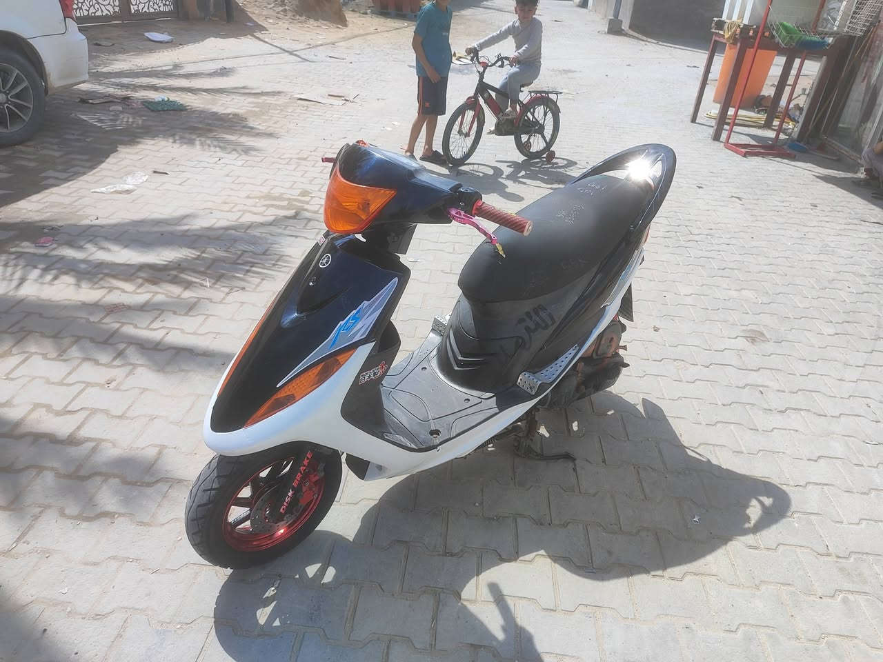 دراجه ماكس عدله بوشه 49.5
المكينه ما مفتوحه
دراجه بيها كفرات تجاري لون اسود او الكفرات الاصليه لون رصاصي الدراجه امزوده شكل
اسبايدر رياضي
اوياله نجمه رياضي او موجودات الاوياله الاصلي
يدات بانزين رياضي 
يدات ابريك رياضي
تصعيد دبل رياضي
غراضها كلها موجودات التجار او الاصلي
سعرها 900 بيها مجال
التواصل واتساب ***********
