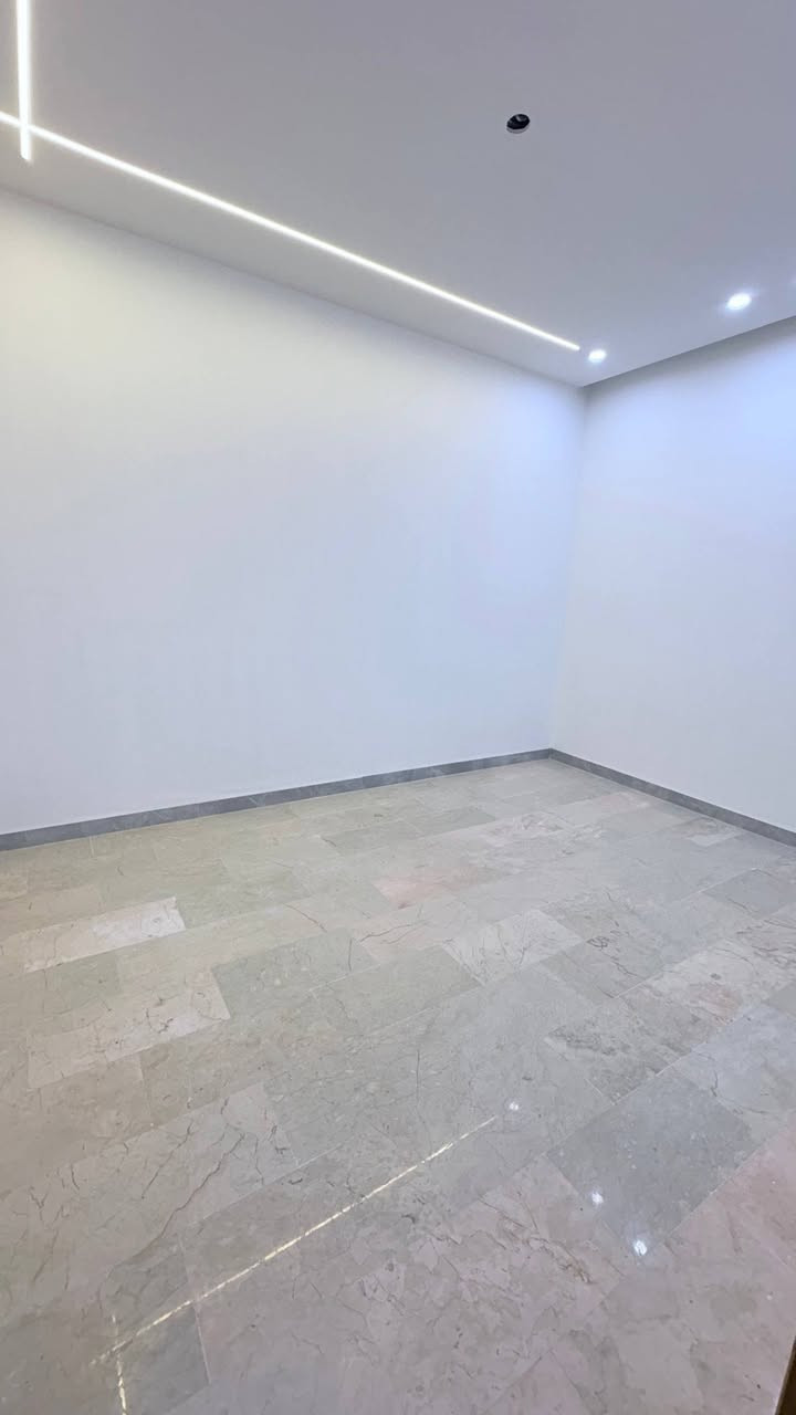 دار 100 متر قرب المستشفى الالماني في حي السلام جديد غير مسكون 
بناء هندسي 3 غرف نوم 
*********** جعفر ابو الجون للعقار
