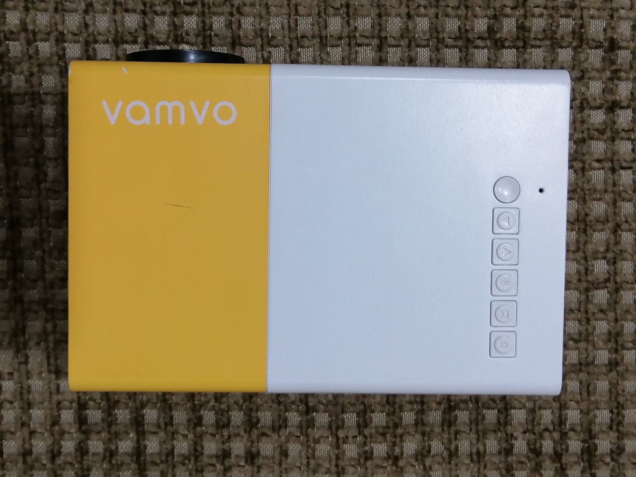 السلام عليكم. 

🔥 للبيع بروجكتر VOMYO بحالة ممتازة 
البروجكتر نظيف جدًا واستخدامه خفيف، شغال 100% بدون أي عطل أو ملاحظة.
✅ صورة واضحة وجودة حلوة. ✅ يشتغل بكل كفاءة. ✅ يجي وياه الشاحن الأصلي. ✅ مناسب للأفلام، المباريات، الألعاب، والعروض.
سبب البيع: عدم الحاجة إليه.

 السعر/قيم بما يرضي الله وبلعافيه عليك
المكان /كوفه قرب مستشفى الفرات
 للاستفسار راسلني خاص.


**إذا كنت صاحب هذا الإعلان وتريد حذفه لأي سبب، رجاءا أرسل رسالة إلى الدعم الفني**