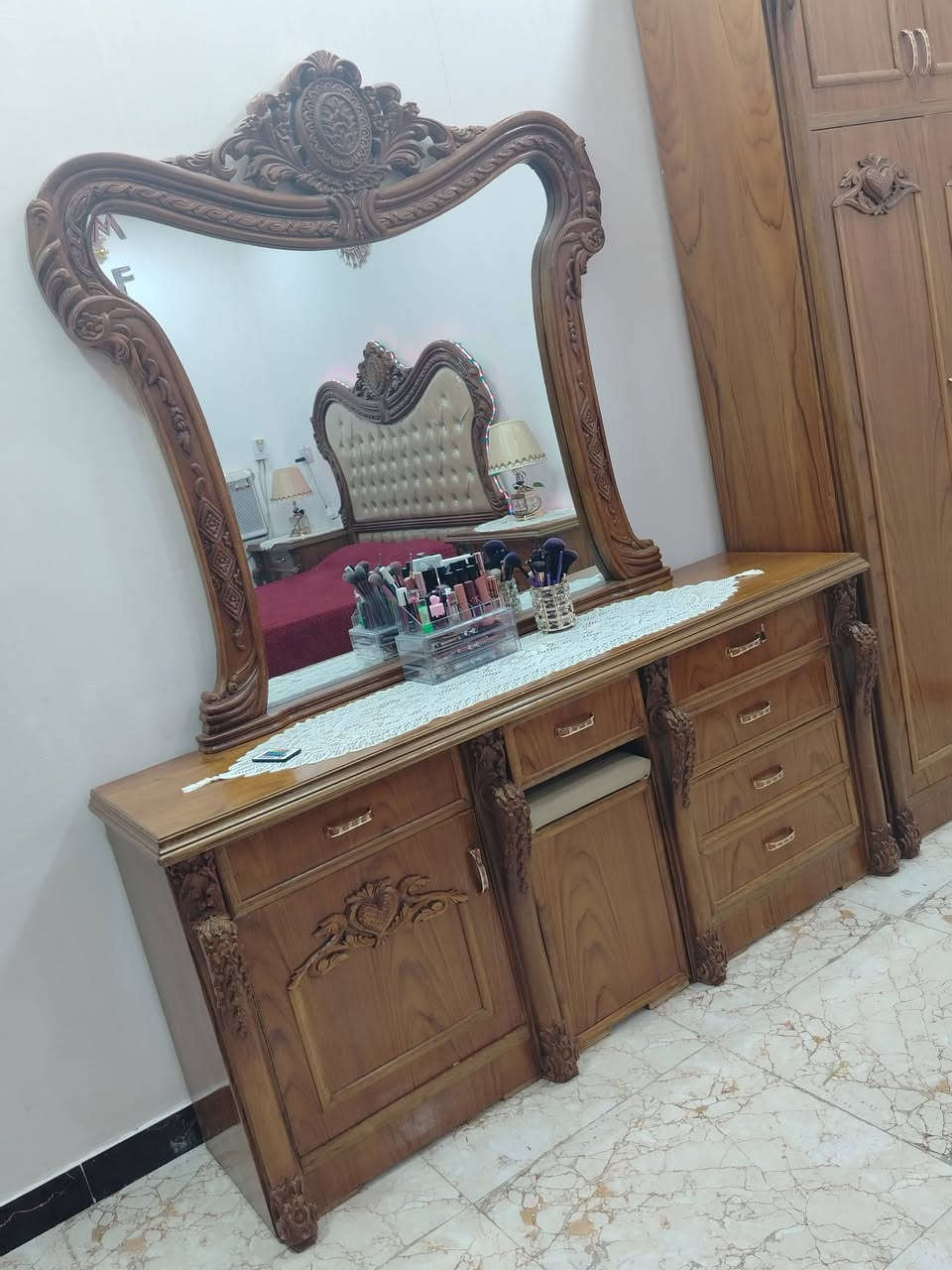 السلام عليكم عندي هاي الغرفه اخذتها بأربع ملايين مستخدمه سنه و٧ أشهر رايدتها بتلاثه ونص وبيها مجال بعدها جديده ميرادلها بس صبغ بيها عيب واحد فقط ***********
المكان بغداد
