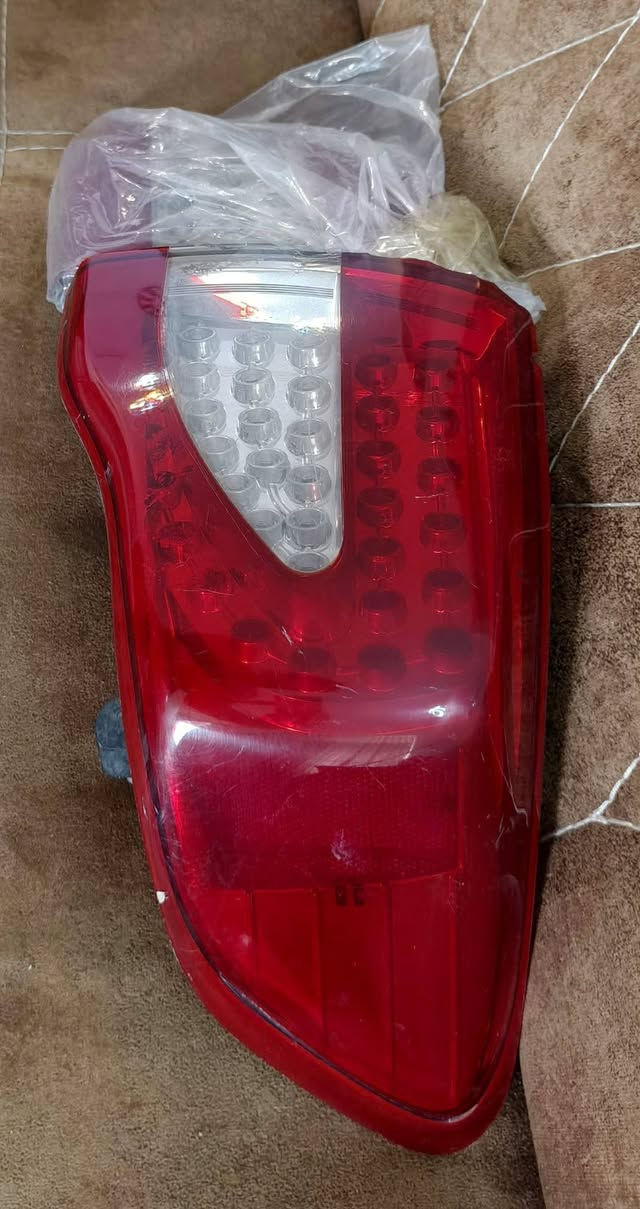 زوج مرايات شفط كورولا ٢٠٠٩-٢٠١٠ و بكلاتات لد كما موضح بالصور.. اريدهن المرايات الزوج ب ٥٠ واحدة من المرات الجانبية ما تشتغل الشفط يرادلها تصليح والبكلايتات ٥٠ الف دينار المراسلة على رقم ***********..
