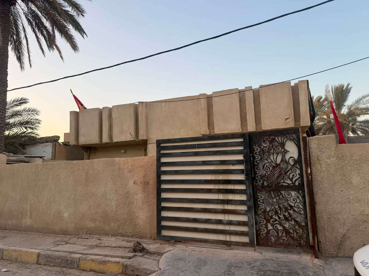 دار سكن طابو في حي ( الجمعية ) 
امام بيت ( سلمان عرمان ) - ( ركن ) 
مساحة / ٣٣٠ م 
تحويل ( مباشر ) 
خدمات - ماء - كهرباء 
بناء طابوك - صب كونكريت 
صحيات داخلية + خارجية 
يحتوي على ( ٣ ) غرف نوم 
موقع مميز جداً ( للسكن ) 

للاستفسار مراجعة مكتب ( غيدان ) للعقار  
واسط - الزبيدية - مقابيل حي ( الصناعي )  
***********  
*********** محمد سيد غازي
