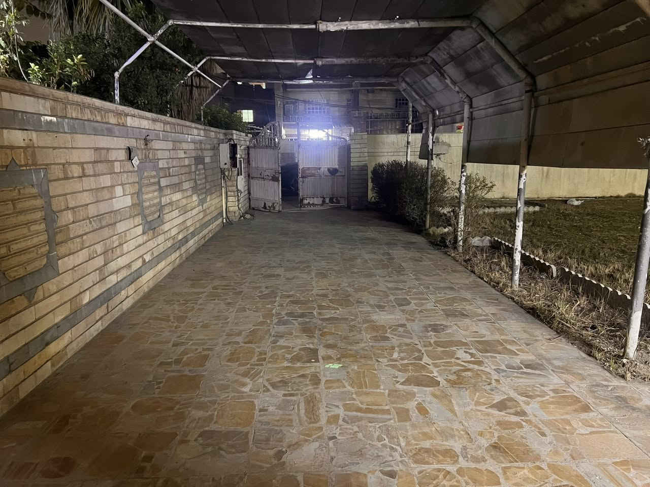 ياسر الزبيدي للعقار
الدار للإيجار  

المساحة. 600م

يحتوي.  7غرف نوم. صالة. مطبخ كبير. كراج كبير 

الموقع. القاهرة الضباط.  قرب مول القاهرة 

***********
