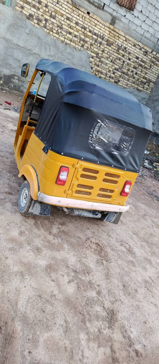 السلام عليكم تكتك للبيع موديل 16بيها محرك 20جديد تكتك تعمير جديد درجه اولا الصبغ جديد بلادي مال شركه تكتك نضيفه خير من الله جاهزه بوجهك تطلع بيها للشارع اوراق اصلي ال سعر 3600مكاني طويريج الرشيده اتصل ع رقم ***********
