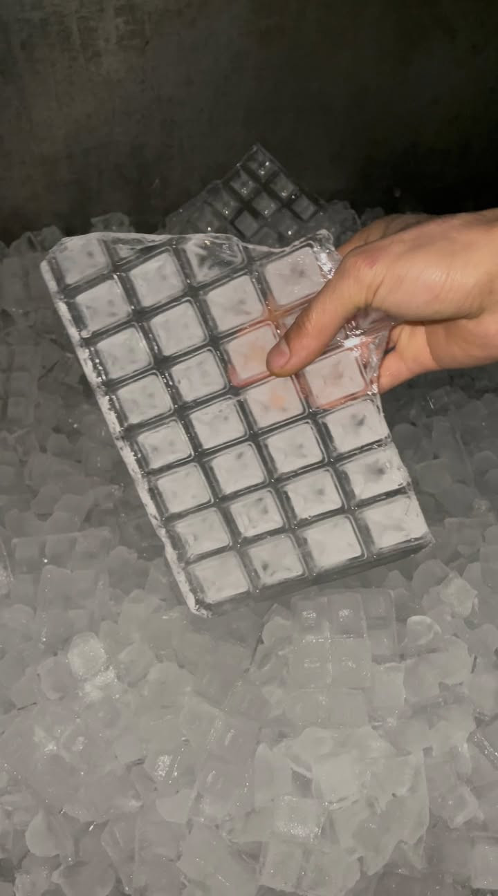 ايس مكير ثلج 🧊 بلوري ❄️ ايطالي 🇮🇹 الصنع انتاج 500 kg كيلو باليوم دبل قالب يعني قالبين اذبلك كل تنزيله كلش جديدة وع بلااد خزانها ستل استيل يسع لل واحد طن ونص 1500kg من الثلج عازل حرارة وبرودة بسعر كلش مناسب للاستفسار مراسلة الصفحة او الاتصال + واتساب ***********
