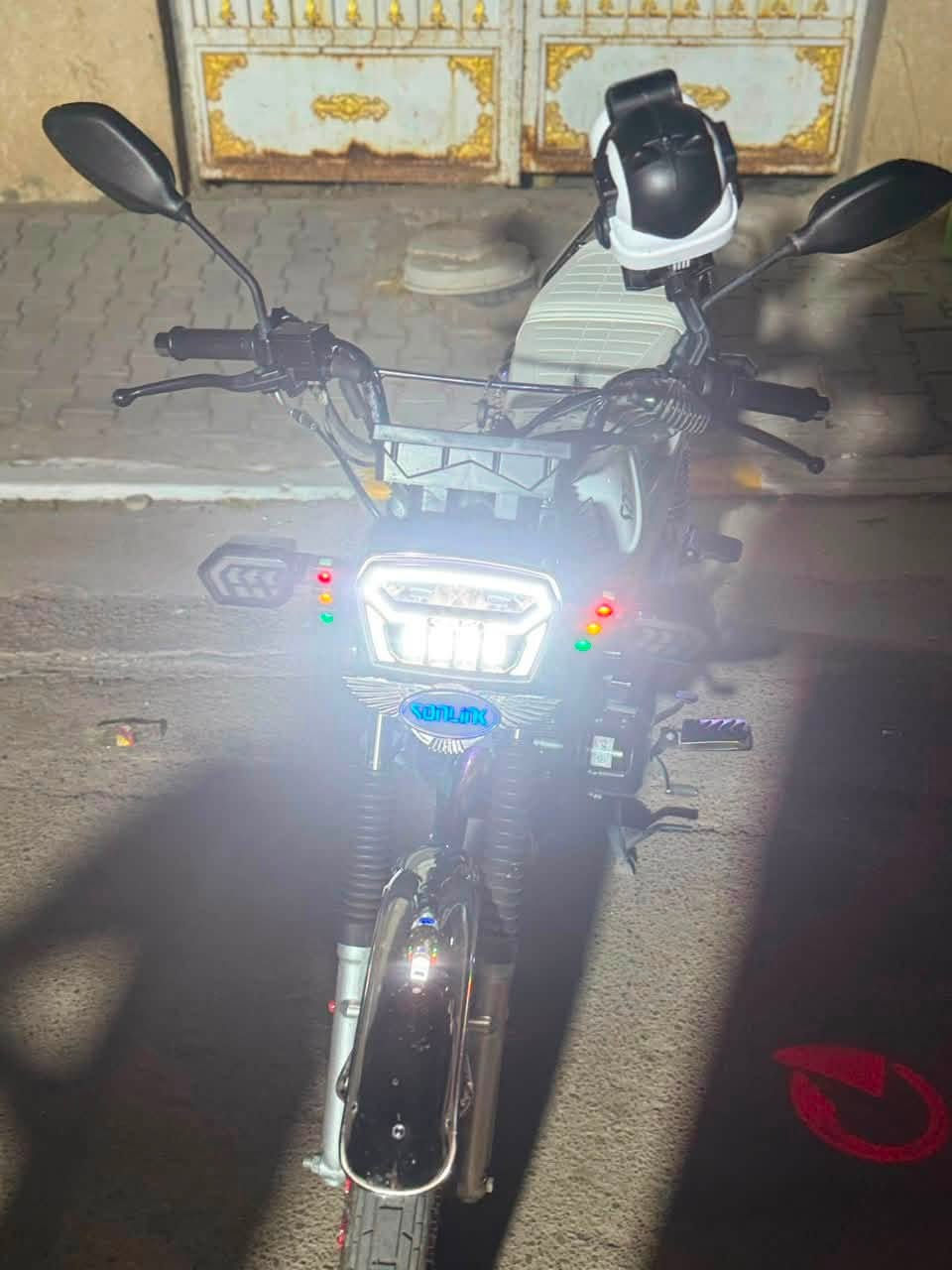 سلام عليكم للبيع أيراني دراجه جديده كفاله عامه محرك 250CC  صالنصه رياضي دراجه ماخذهه مليون و250  بس هسه أريد أبيعهه بصمتين وسويجين اوراقهه كامله مكاني بغداد شراي يتصل ***********
