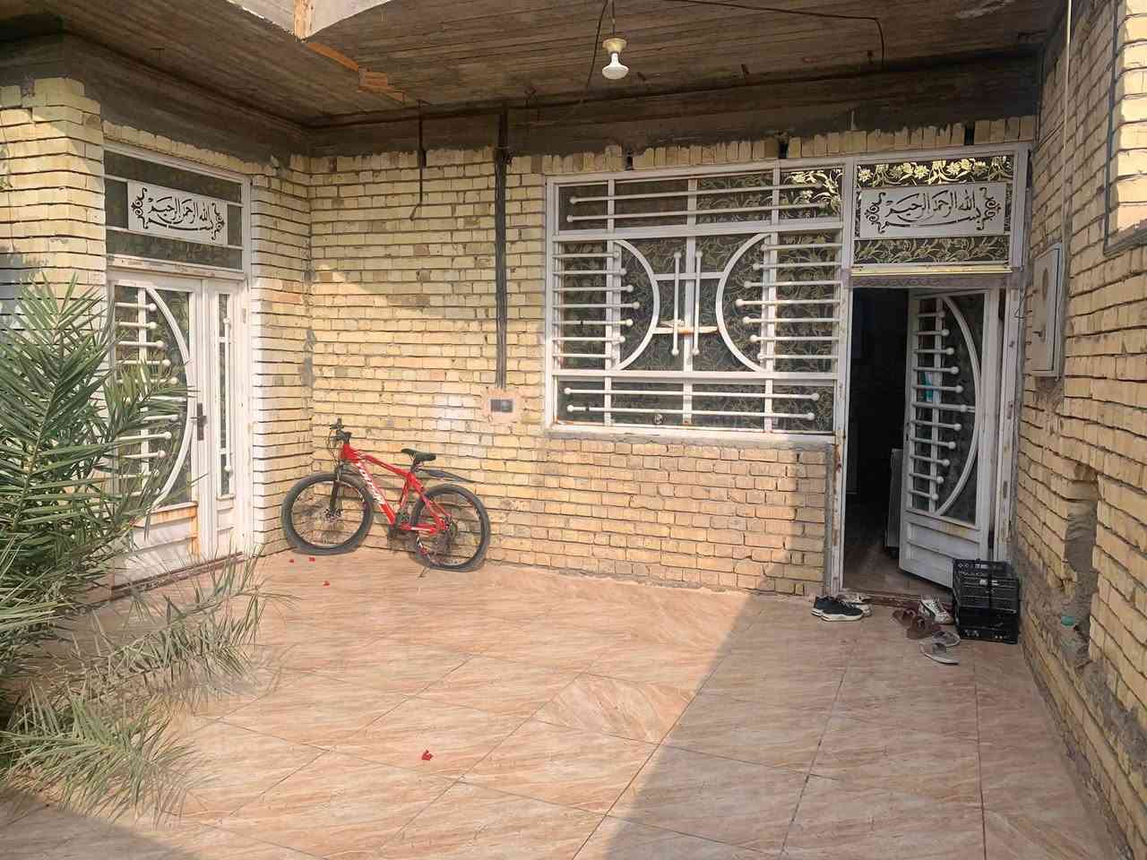 🏡 للبيع دار سكنية مميزة – كربلاء / الحر الصغير

فرصة مميزة لامتلاك دار جاهزة للسكن في موقع شعبي ومتكامل الخدمات، قريب جدًا من جامع المهدي.

📍 الموقع: كربلاء – الحر الصغير (ركن)

📐 المساحة: 240 م²
📏 الواجهة: 10 م
📏 النزلة: 20 م

🏠 مواصفات الدار:
✅ طابق واحد.
✅ غرفتا نوم.
✅ إحدى غرف النوم تحتوي على سويت (حمام خاص).
✅ صالة كبيرة.
✅ استقبال واسع.
✅ حمامان داخليان.
✅ حمام خارجي في الطرمة.
✅ مطبخ.
✅ حديقة أمامية.
✅ بناء حديث بعمر 4 سنوات فقط.

🌟 مميزات الموقع:
✔️ دار ركن يمنح خصوصية ومساحة أفضل.
✔️ منطقة شعبية راقية ومكتملة الخدمات.
✔️ قريبة من المدارس، الأسواق، والجوامع وجميع الاحتياجات اليومية.
✔️ المنطقة مخدومة بشبكة المجاري والكيبل الضوئي (الألياف الضوئية للإنترنت).
✔️ جاهزة للسكن مباشرة، ولا تحتاج إلى أعمال ترميم.

📞 للاستفسار والمعاينة:
📱 ***********
📱 ***********

✨ دار يجمع بين الموقع المميز، وحداثة البناء، والتصميم العملي. المعاينة خير برهان، والبيع للمشتري الجاد.
