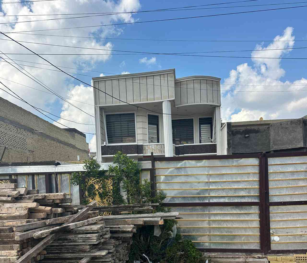 للبيع بيت 152 متر الواجهه 8 والنزال 19 متر بالخطيب الزراعي مقابيل الهياكل على التشجير على خدمي شارع 60 مال هياكل كدامة تشجير 100 متر يحتوي على طرمة واستقبال ومطبخ وحولي وغرفة نوم وصحيات وفوك اتلاث غرف نوم وصحيات  عدد غرف النوم بالبيت اربعة نوم  البيت نظيف وبناء جديد السعر خاص الاستفسار *********** واتساب
