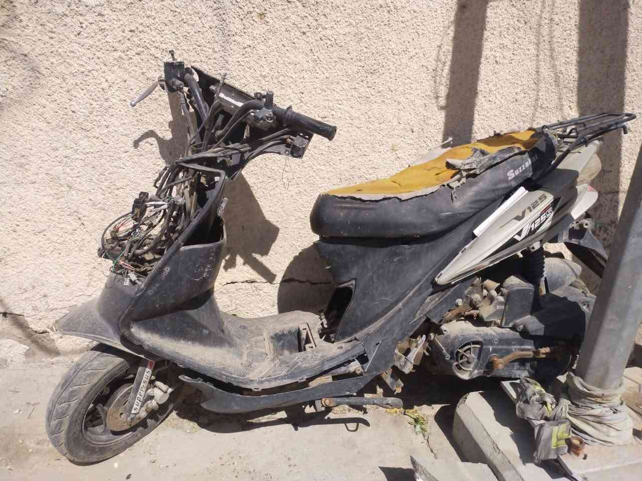 دراجه للبيع ابيع كوم حديد ع وضعهه هذا وياها الكفرات مالتهه نضاف وجدد  بسعر ٥٠ الف مكاني حي الجهاد الملحانيه واتساب ***********
