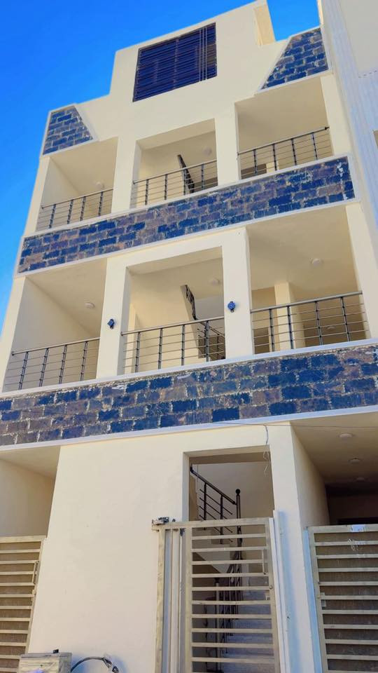 السلام عليكم (مستعجل لظرف خاص )
بناية للبيع شارع فلسطين مقابل مستشفى الكندي وجه بوجه مساحة البناء 130 متر واجهة 6،5 ونص ثلاث طوابق  كل طابق شقتين المجموع 6 شقق بناء جديد هاي السنة للعلم المؤجرين هم موظفين بالمستشفى او اطباء 
علما البناية مؤجرة  ايجارها ٣ ملاين اله ربع 

البيع بسبب ظرفي الخاص 

السعر 625 مليون والمجال بسيط 

ما اعتقد اكو هيج سعر

الرقم ***********
