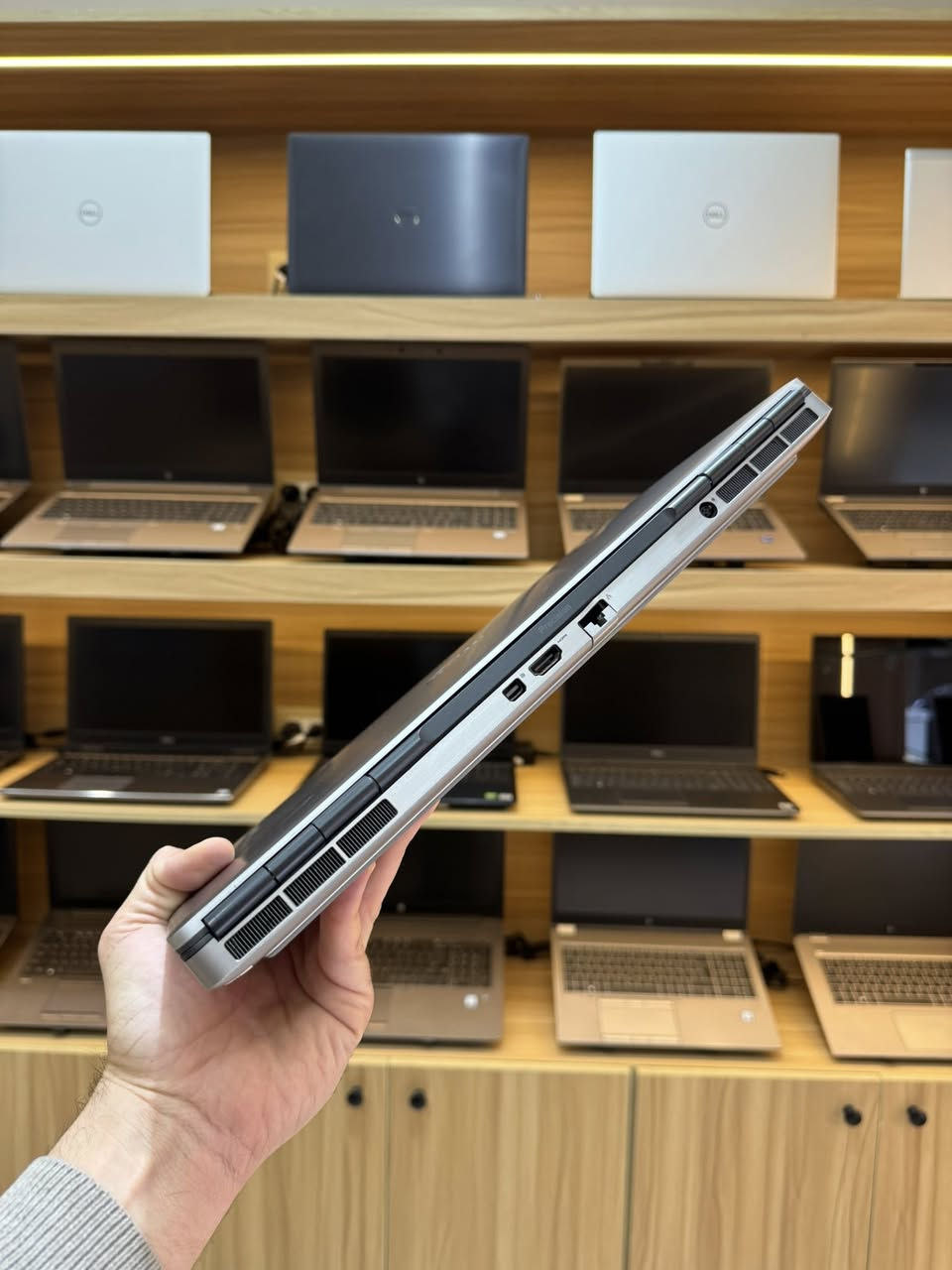 🚀 جاهز للتجربة اللي تخليك تكمل كل شغلك بدون توقف؟
🔥 Dell Precision 7550 🔥

                                                           Core i7-10850H🔹
🔹 رامات: 32GB
🔹 هارد: M.2 NVMe 1T GB
🔹 كارت شاشة: NVIDIA Quadro RTX 5000 16GB
🔹 شاشة 15,6 Fhd  مناسبة للشغل والجرافيك
🔹 أداء احترافي لبرامج التصميم والهندسة والمونتاج

🚀 شغل، تصميم، ألعاب… كل حاجة في جهاز واحد!
🎯 معمول مخصوص لـ:
✔️ الجرافيك التقيل
✔️ المونتاج الاحترافي
✔️ الريندر و الـ3D
✔️ المهندسين وشغل الشركات

🧊 ثبات تحت الضغط
⚙️ أداء يعتمد عليه
🖥️ شاشة تاتش دقيقة تفرق في الشغل

💬 لو شغلك محتاج جهاز يطلع أقصى أداء… ده مش هيخذلك.

📦 حالة الجهاز: ممتاز
🛠️ فحص كامل قبل التسليم

‎امكانيه الدفع كاش 💵 او عن طريق الڤيزا 💳

جميع الاجهزة بضمان #شهراستبدال 

‎‏‎متاح الشحن لجميع المحافظات 🚙

‎‏‎لو عايز تعرف أكتر عن منتجاتنا وخدماتنا

 إبعتلنا رسالة على صفحتنا 💌⁩ 📞
او عن طريق الواتس.    
 📩01500221757
 📞0100761194


**إذا كنت صاحب هذا الإعلان وتريد حذفه لأي سبب، رجاءا أرسل رسالة إلى الدعم الفني**
