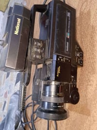 كامره تصوير بس ما دري بيها يشتغل لا انته وحضك السعر 200 07716799429