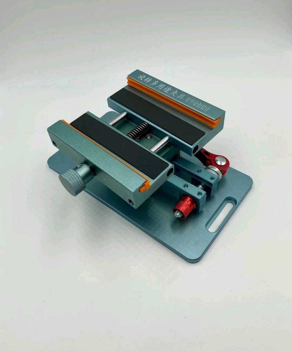 عندي قطعة تثبيت معدنية متعددة الاستخدامات مفيدة لأعمال الورشة أو المشاريع اليدوية. التصميم متين وسهل الاستخدام لتسهيل التثبيت بأمان. إذا كان عندك استفسار أو تحتاج معلومات إضافية، تواصل وياي!