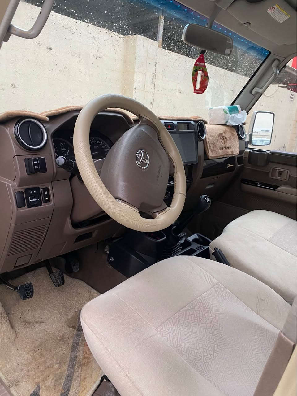 تۆیۆتا لاندکڕۆز مێگزەمین 2015 
بیلاد پۆستاڵ و ٨ وەرەق 
سەیارەکە نموونەیە لە جوانی 
175هەزار کیلومتر  رۆیشتوە  
یەک پەڵە تەعدیلی هەیە
مەکینەی سفری ئەورەپی لەسەرە
هیچ مەسرەفێکی تێدانیە 
گێر و مەکیەنەی بەشەرت 
هیچ کێشەیەکی تێدا نییە 
سەناوی نویە تاکو ٢٠٣٠
نرخ ٣٤٢
ژمارەی خاوەنەکەی 
***********
Wats app 
*********** رانية, السليمانية
