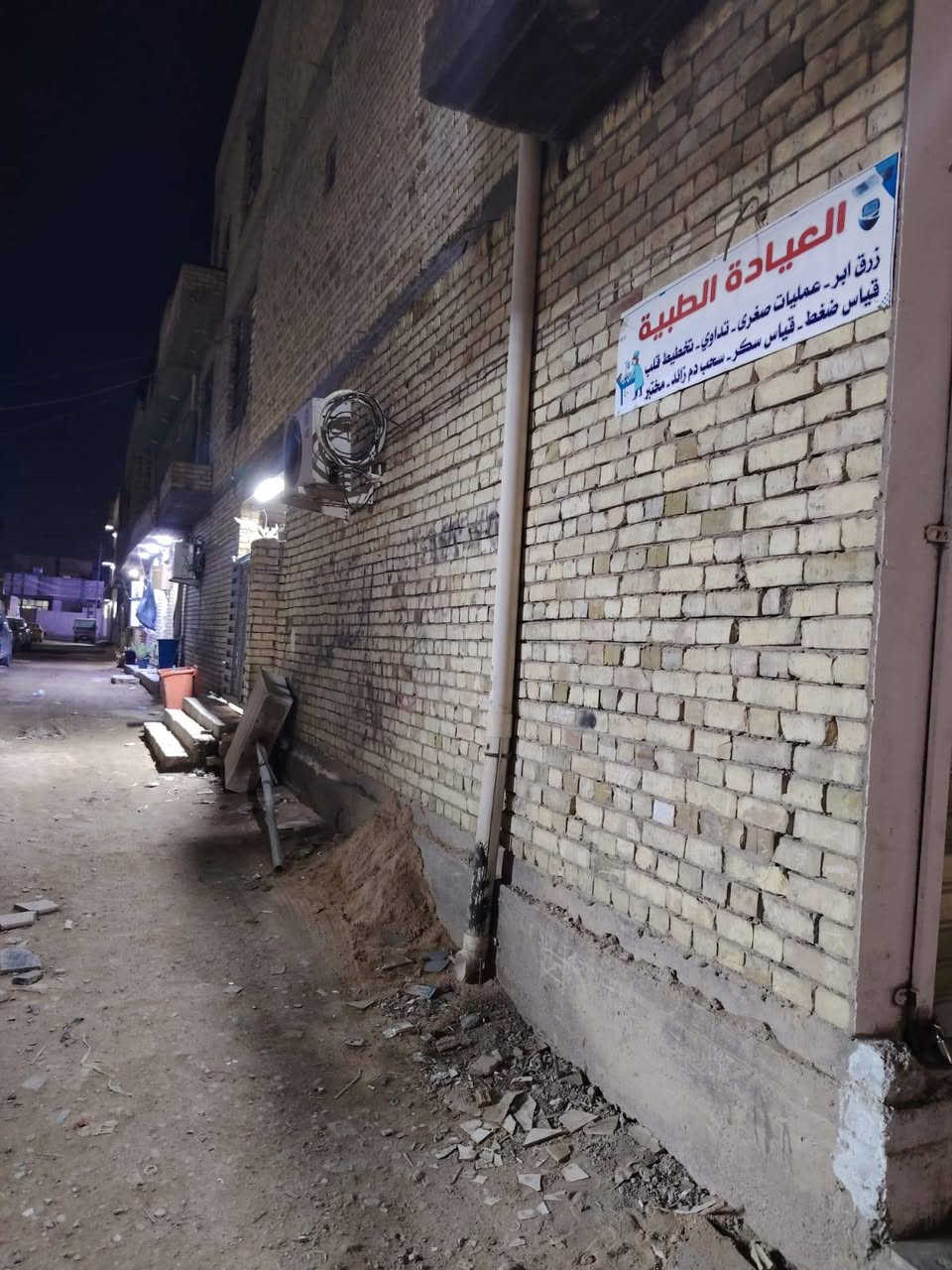 السلام عليكم بيت مساحه 90متر زراعي ركن علا شارعين شارع 12متر و شارع 8متر مكان سكينه قرب روضه اليقين
يحتوي على محل مأجر + استقبال معزول + حمام خارجي + مطبخ + خدمات الطابق الثاني يحتوي على غرفتين ومساحه وخدمات والطابق الثالث يحتوي علا غرفه وبيتونه وسطحين  للأستفسار الاتصال ***********
