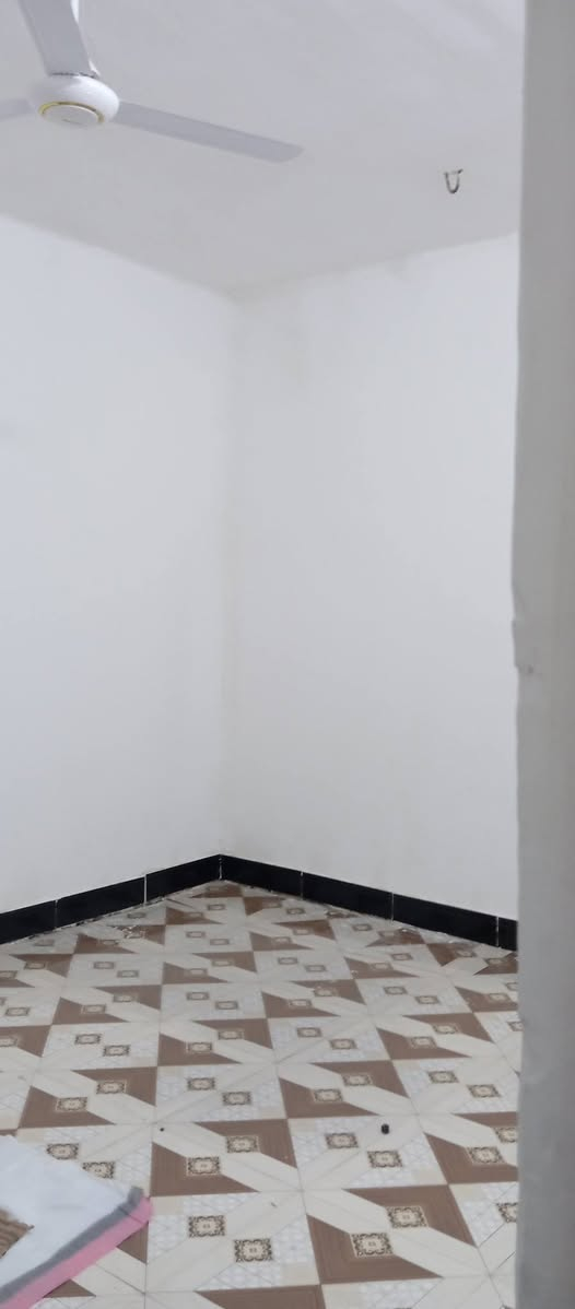 بيت 200م على ساحة حي الجامعة شارع الصفاة بناء حديث طابوق كونكريت طابق واحد وخارطة لشقتين في الطابق الثاني لم تنجز بعد السعر 190  + سلفة المباراة 80  الشراي يتصل ويدلل ***********
