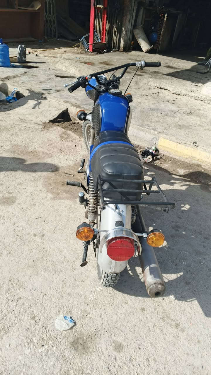 السلام عليكم دراجة 81 للبيع بدون بدون گصه 3 لحيم جوه الجشن بس مكان واسط عزيزية مكلف بالنشر هذا رقم صاحبها ***********/*********** ما اجاول عالخاص تحياتي للجناية
