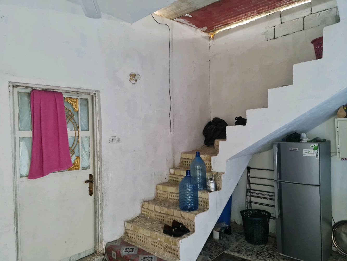 السلام عليكم بيت للبيع مساحته 120 في منطقة الحميدية بشارع المصاليخ يم المضمد علي ابو فاطمه مقابل أسواق حسون داخل فرع سعره 18 وبي مجال  
يحتوي على إستقبال وصاله وحمام ومطبخ ضمن الصاله ومنور و تواليت خارجي و غرف ٢ هاذ الرقم *********** إتصال فقط