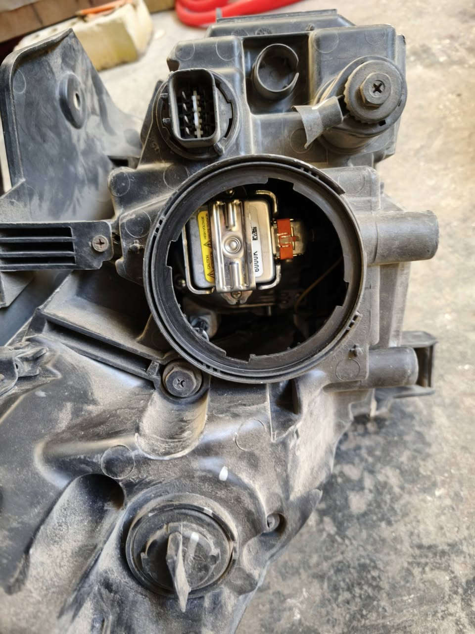 للبيع تك يسره جهة السايق
والثاني ادوات 

***********
