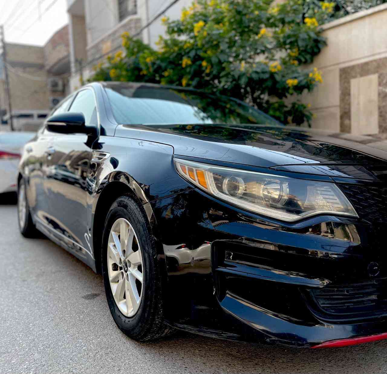 كيا اوبتما موديل ٢٠١٦ وارد للبيع
حادثة جاملغ الخلفي بيهة كم قطعه صبغ اثر جراد وملاحظات بسيطة ابيع حزام بس هية مو حزام  للعلم البجم كبس ومابي قطره صبغ ولغود شواصي كفالة وايرباكات الدشبول مطاكات
السيارة باسمي رقم وهزم وفحص جدد ثاني يوم تحويل
مواصفات عادية معروفة
كير ومكينه خير من الله
ماشية ١٢٠
تخم تاير صدر جاهزة السيارة
سعرها ١٠٩ وبيهة مجال بسيط
بغداد السيدية
***********
