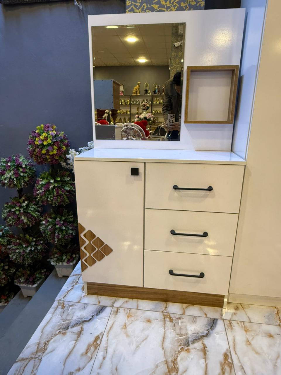 ويجهدُ الناسُ في الدنيا منافسةً

           وليس للناسِ شيءٌ غير مارزقوا
بعد التوكل على الله سبحانه وتعالى ووضع تحت أعيننا زبائننا الكرام وفر معرض علوش 🚛 للأثاث والأجهزة المنزلية🏘️ وجبة جديدة من الأثاث المنزلي  (والدواوين التركية)ذات المنشأ والجودة والألوان التي تتوفر حسب ذوق الزبون
ولم ننسى أن نذكر لكم بأن معملنا الذي يصنع لكم أحدث التصاميم للكاونترات وبحسب الألوان والقياسات التي يتم طلبها وصناعة الأبواب والشبابيك والقواطع بكل نرجسية نستطيع القول بأننا الأوائل في مجال عملنا برأي الزبون 
كل هذا وبأنسب الأسعار التي لا منافس لها 
زيارتكم تسعدنا ورضاكم غايتنا ونجاحنا هو جعل كل منزل 🏠 يصبح من المنازل التي يرغب الجميع 

نحنُ الوحيدون في المصداقية_الأسعار التنافسية_دقة العمل
للأستفسار مراسله اؤ الأتصال ع الأرقام 
***********واتساب

***********

مجمع علوش للأثاث المنزلي المستخدم والجديد
