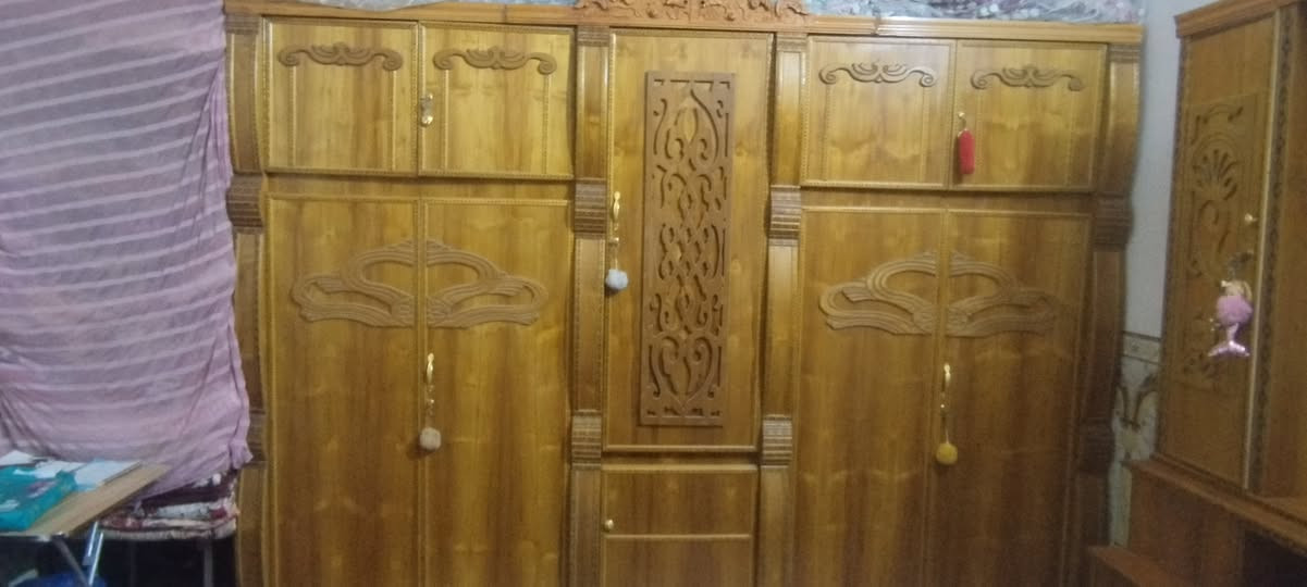 سلام عليكم بيع غرفة اخشاب انوع عراقي مستعمله شي قليل  السعر مليون وبيه مجال التواصل   ***********
