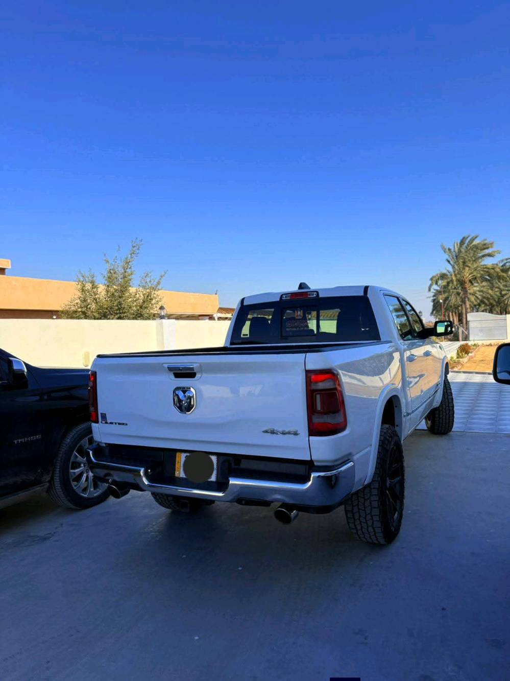 دوج رام 1500(( لمتد )) فول فول مواصفات
الموديل 2021
المحرك : V8 5.7L .
رقم بغداد باسمي تحويل مباشر
ماشيه 65
المواصفات :فول 1/1 
دوس كهرباء 
* دفع رباعي 4x4. فور ويل
رادار تفاعلي مع مانع تصادم. 
نقطة عمياء. .
 بجم كبس
* دوسات جانبية كهربائية.
* المصابيح الأمامية زنون.
* كشافات الضباب زنون. 
* المصابيح الأمامية والمصابيح الخلفية LED. 
* دخول ذكي (بصمة). 
* تشغيل عن بعد.
* مقاعد من الجلد الفاخر. 
* المقاعد كهربائية مع ميموري.
* المقاعد الأمامية تبريد وتدفئة.
الستيرن تدفئه 
شاشة كبيرة 12 أنچ.
* نظام ملاحة نفكيشن GPS
* حساسات امامية وخلفية.
* مانع تصادم خلفي. 
* مكيف خلفي.
*محدد سرعة.
* مرايا كهربائية جانبية من الكروم قابلة للطي كهربائيا.
* شاحن موبايل لاسلكي (واير ليس).
* الشباك الخلفي كهربائي
* امكانية تعديل ارتفاع دواسات البنزين والبريك.
* هاند بريك كهربائي.
* جوبلسات جگات تصعد وتنزل 
* حساسات امامية. 
* حساسات خلفية. 
* مرايا مع خاصية التعتيم الذاتي. 
* مساحات تخزين إضافية 
باب طويل بدي قصير مرغوب 
امريكي حادثها كلش بسيط بدون ايرباك طرف الباب فقط 
سياره جديده بمعنه الكلمه

للبيع او مراوس حسب القناعه لاستفسار اكثر تصال برقم 

***********
