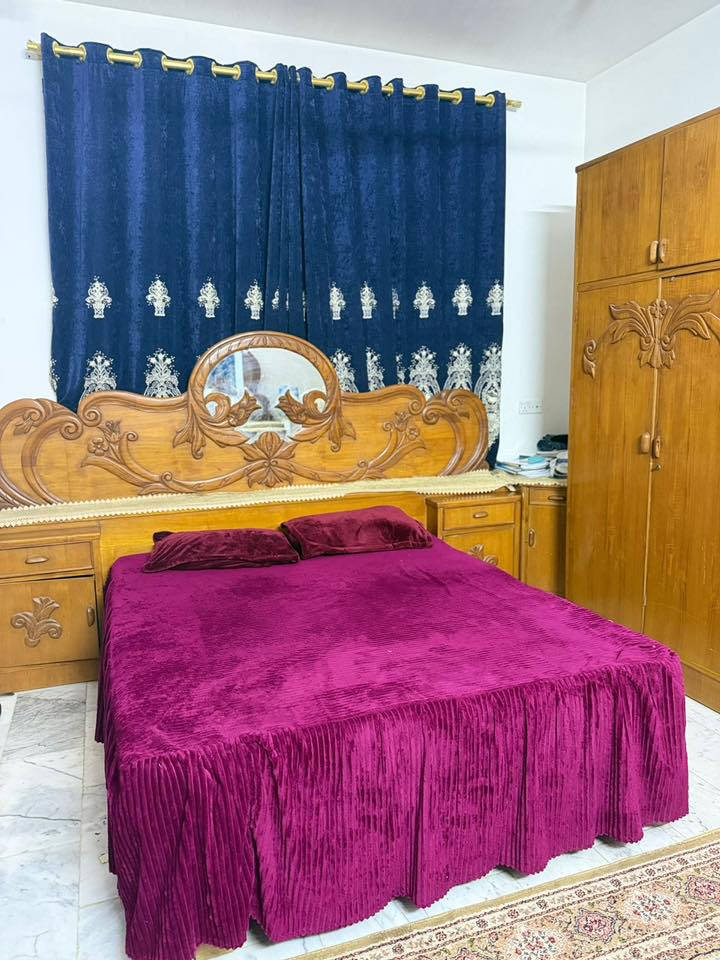 غرفه صاج نضيفه للبيع الغرفه نجاره عمل   يدوي نهايتها مليون ونص 5 قطع *********** مكاني حله مركز المدينه
